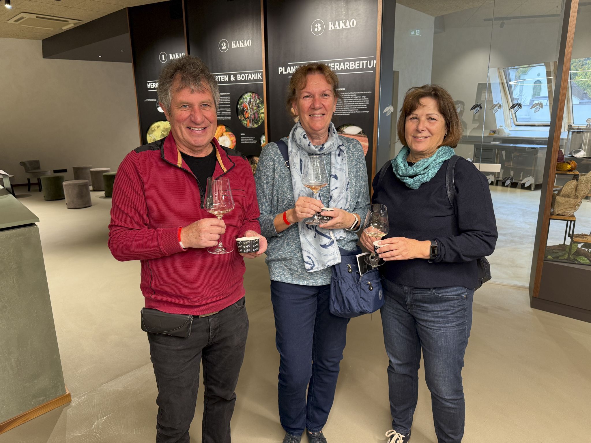 Manfred und Sissi Vetter mit Gertrud Kloser ließen sich fachkundig beraten
