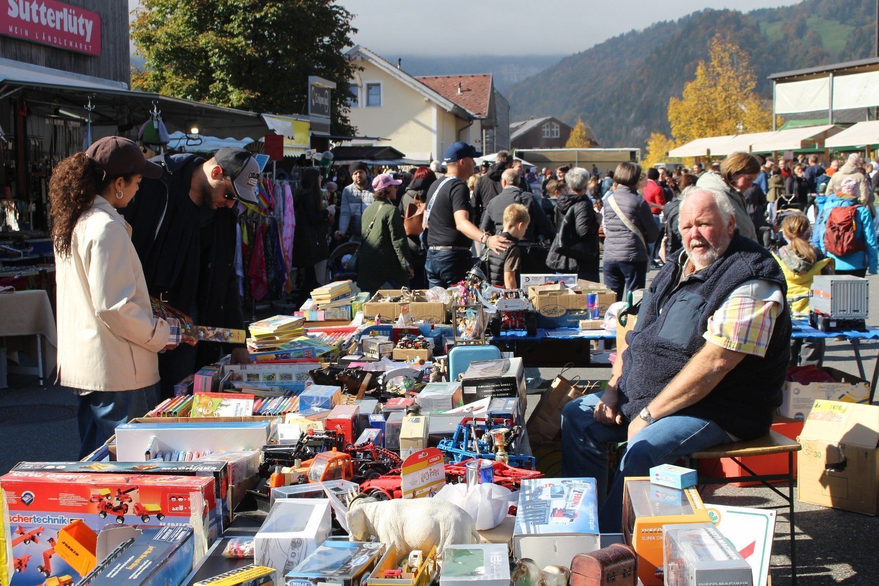 Eine wahre Fundgrube - Spielsachen in großer Auswahl ließ Kinderherzen höherschlagen.