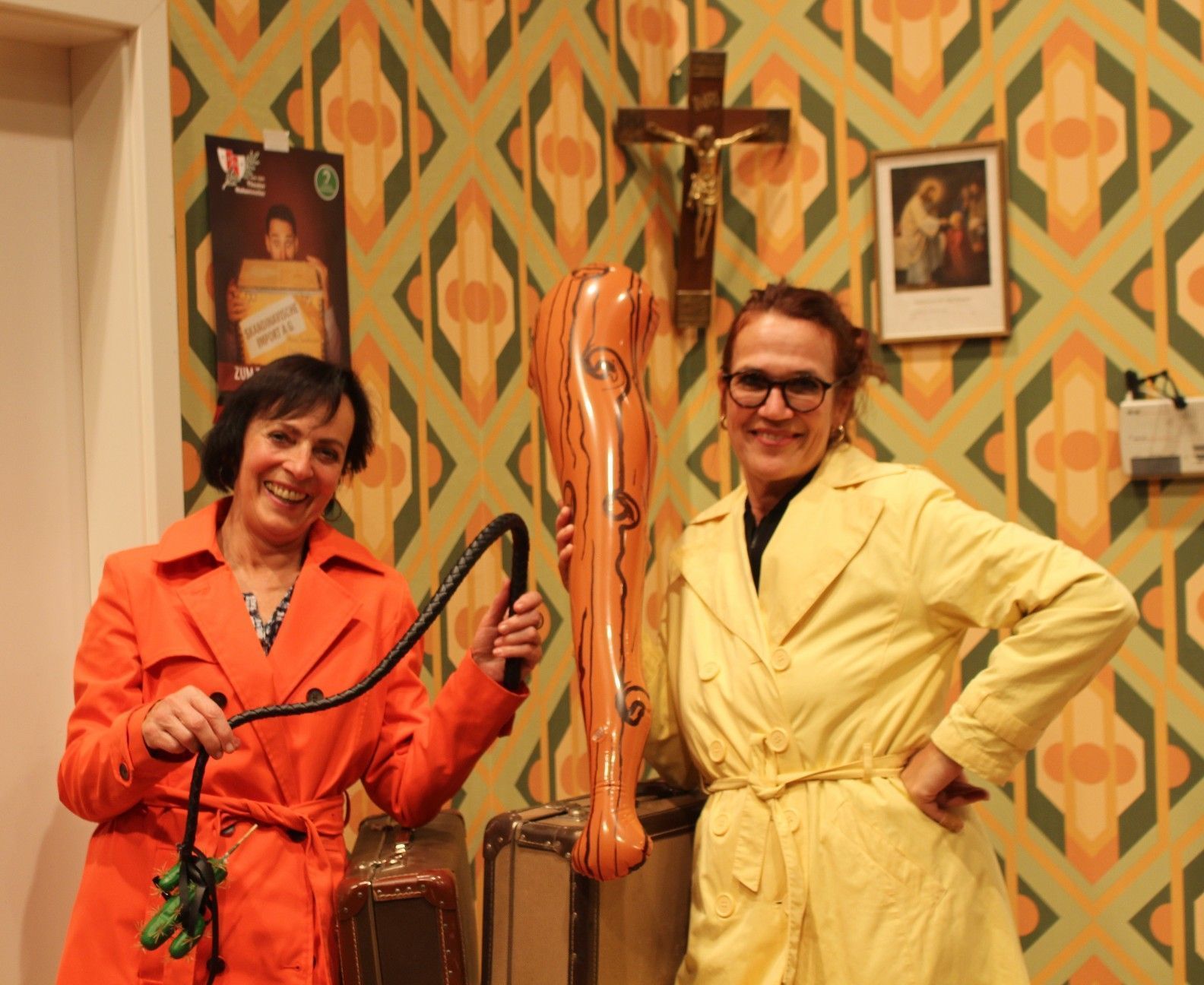 Gitti und Gerti – vor dem Herrgottswinkel mit Peitsche und Keule und voller Tatendrang, Nur: niemand hat die erotischen Dienstleisterinnen gerufen, niemand will sie.