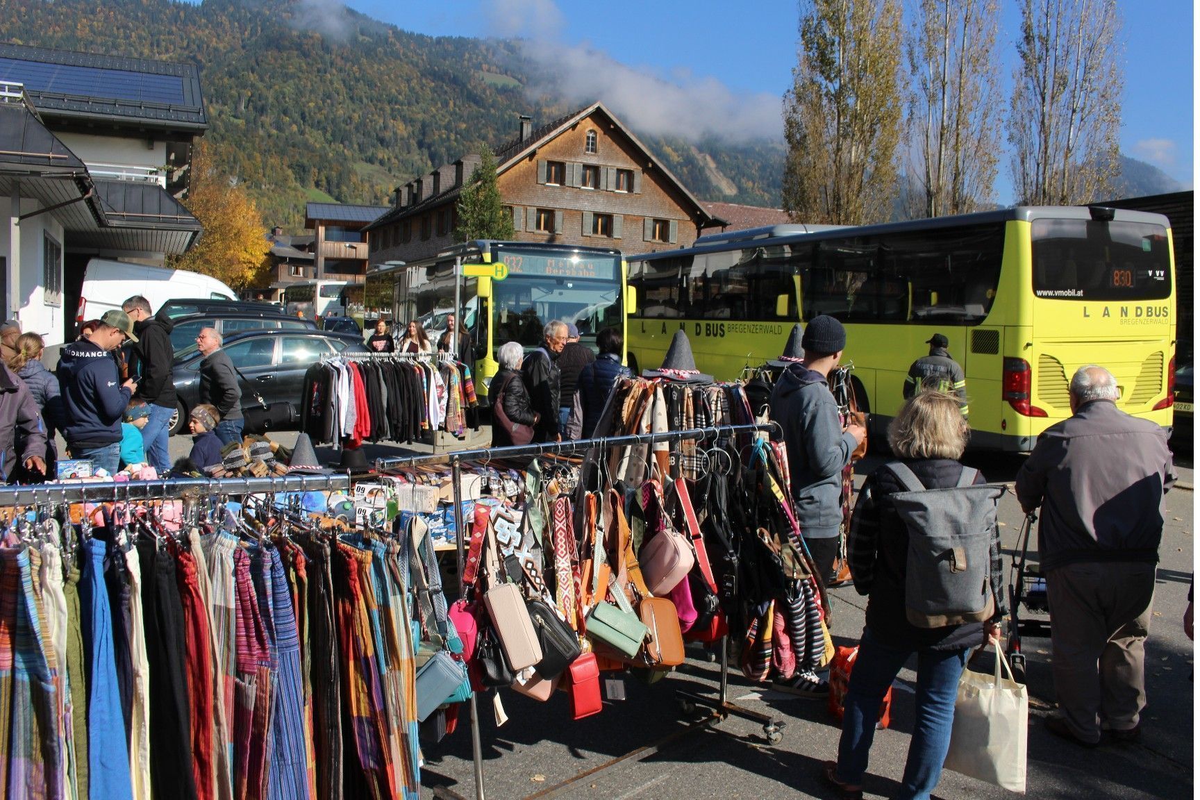 Linienbusse brachten Besucher bequem zum Markt und wieder nach Hause.