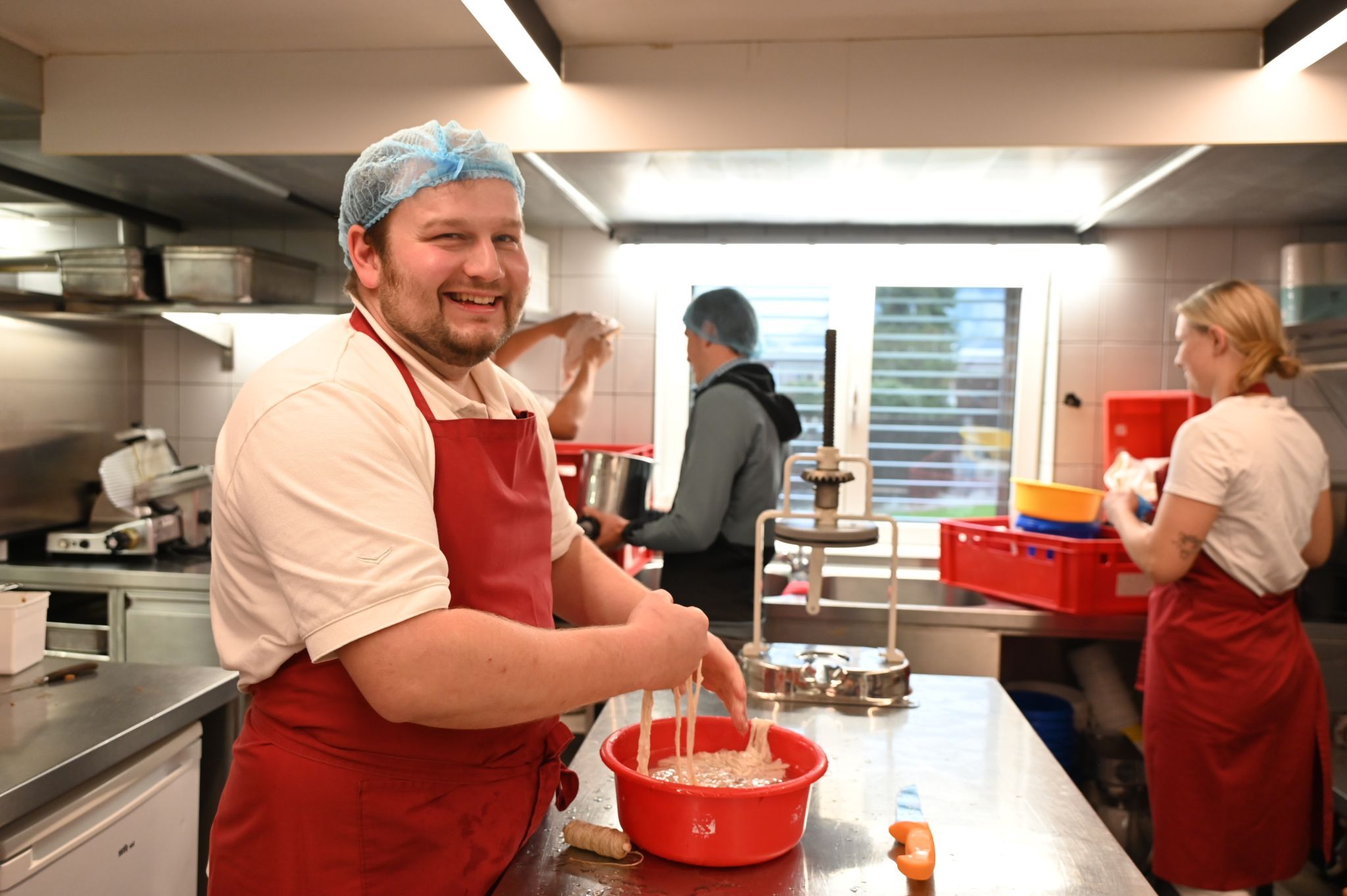 Metzgermeister Simon Burtscher produzierte die Weißwürste.