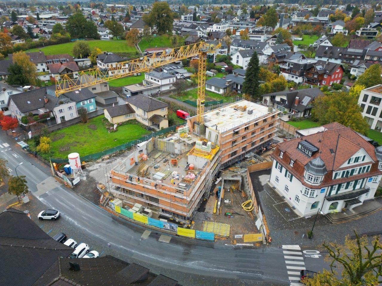 Die Bauarbeiten vom neuen Raiffeisenzentrum in Rankweil liegen im Plan.privat