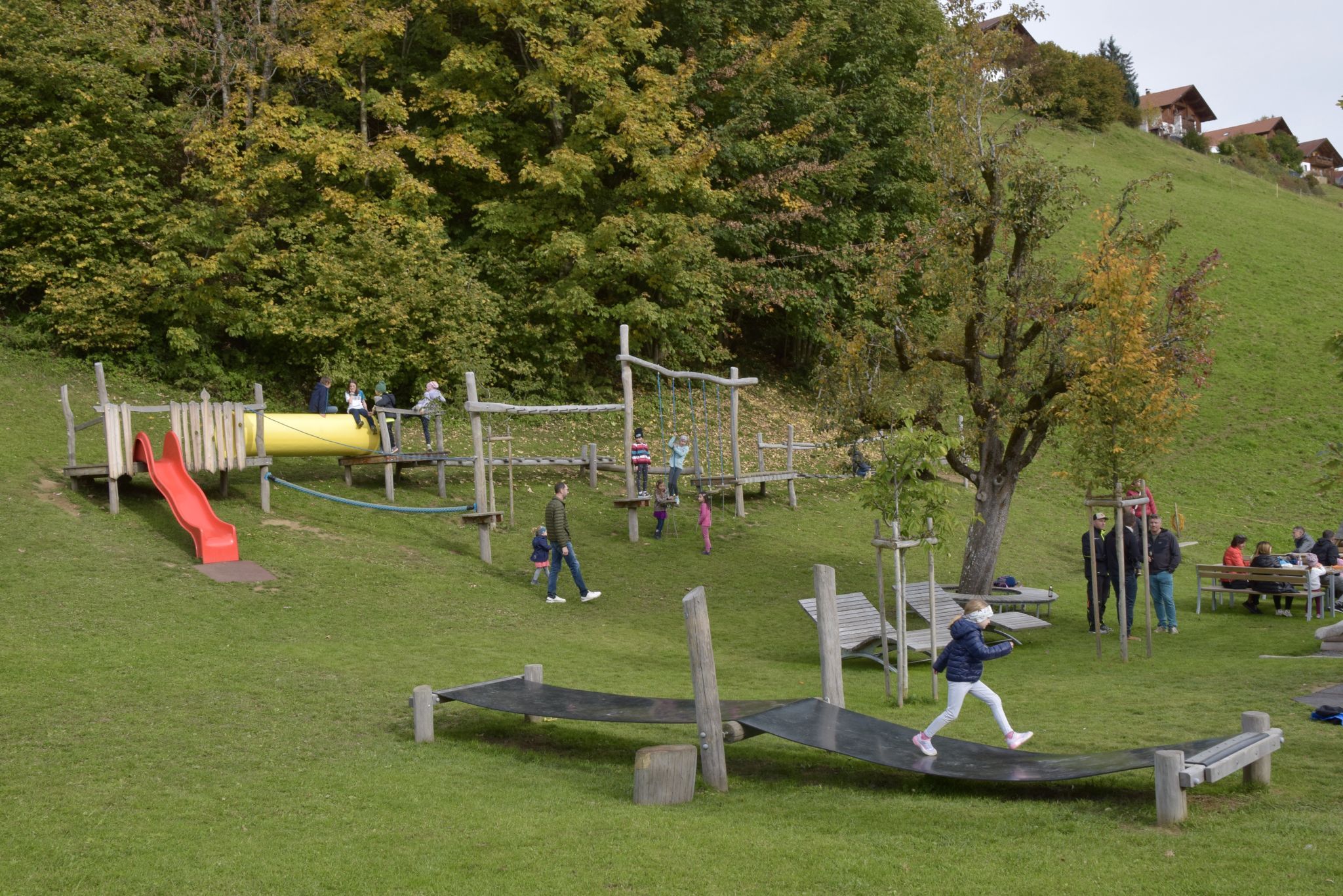 Der neue Generationen- und Spielplatz „Of am Widum“ am Bartholomäberg wurde kürzlich gesegnet.