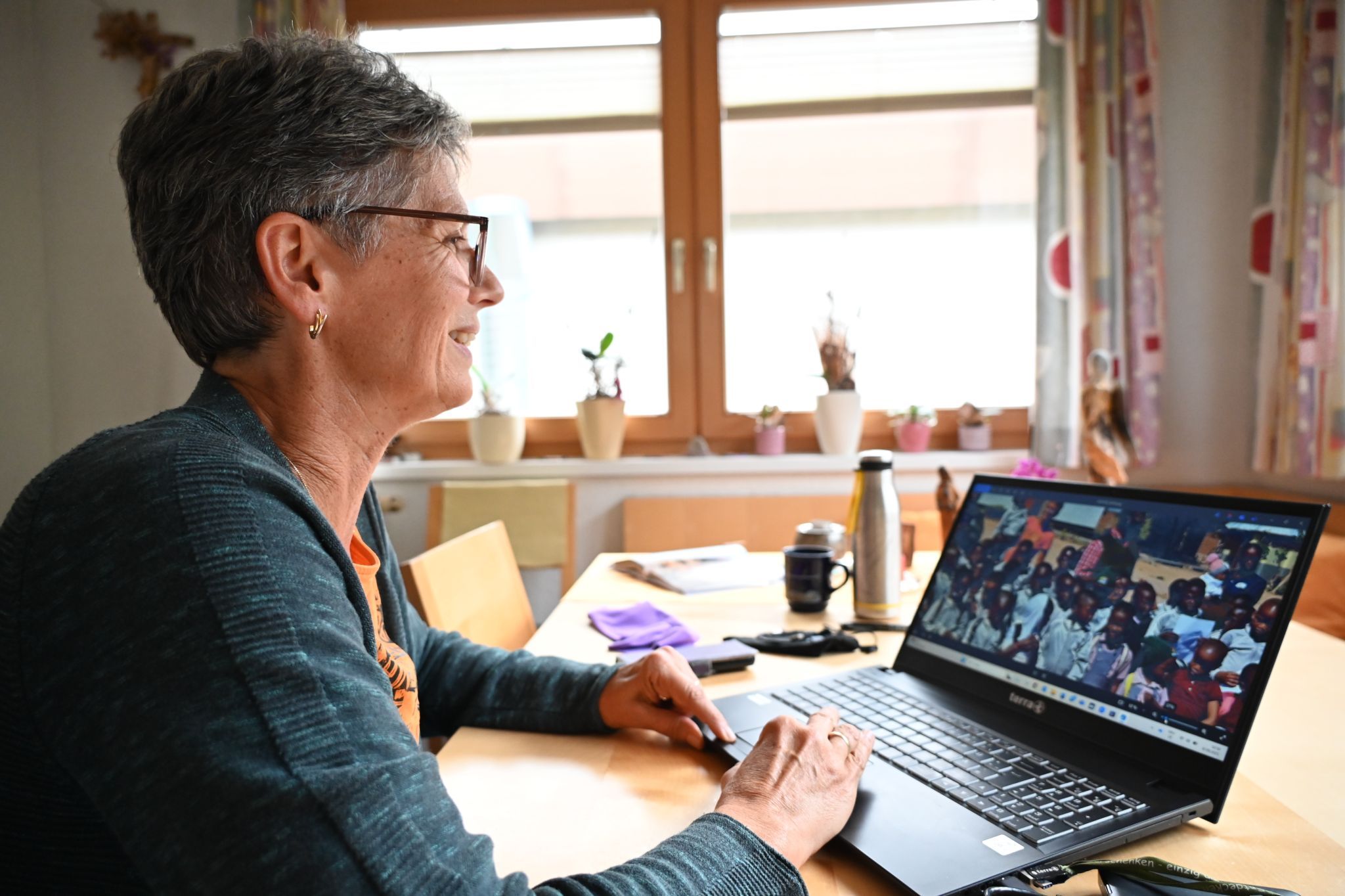 Übers Internet informiert sie sich über die Neuigkeiten und Fortschritte.