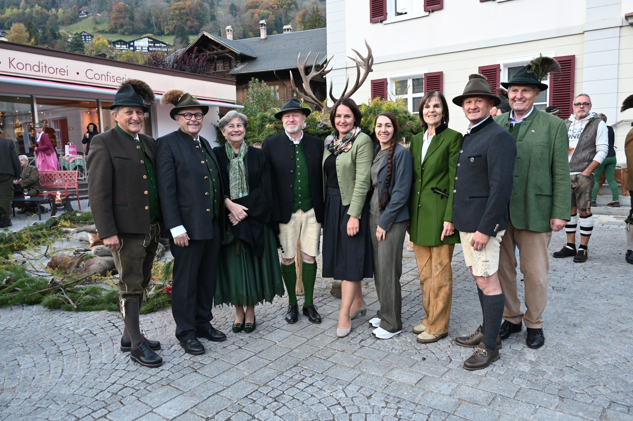 Hubertushirsch-Erleger Hannes Maier (4. von links) mit Vertretern aus Politik und Jagd.