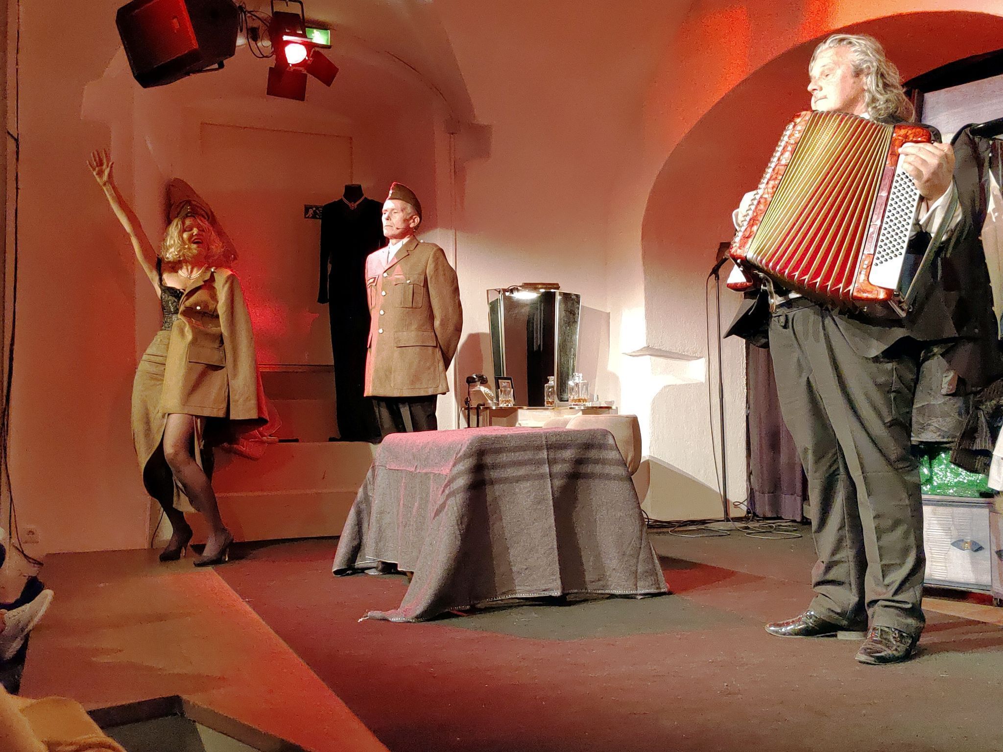 Die Inszenierung erinnerte eindrucksvoll an Dietrichs klare Distanz zu Hitler und den Nationalsozialisten.