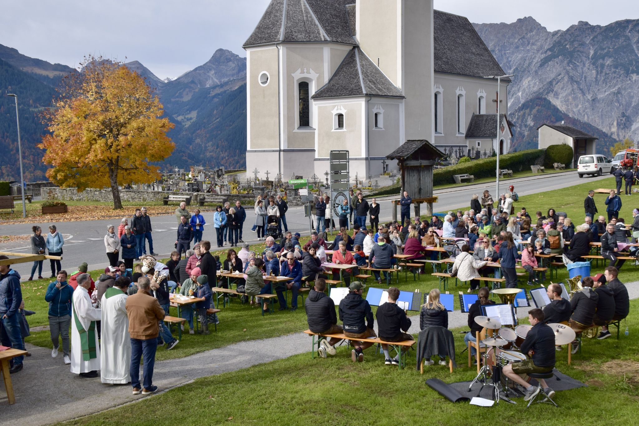 Eröffnet wurde die Segnung des neuen Generationen- und Spielplatzes „Of am Widum“ am Bartholomäberg mit einem Festgottesdienst in der barocken Pfarrkirche Bartholomäberg.