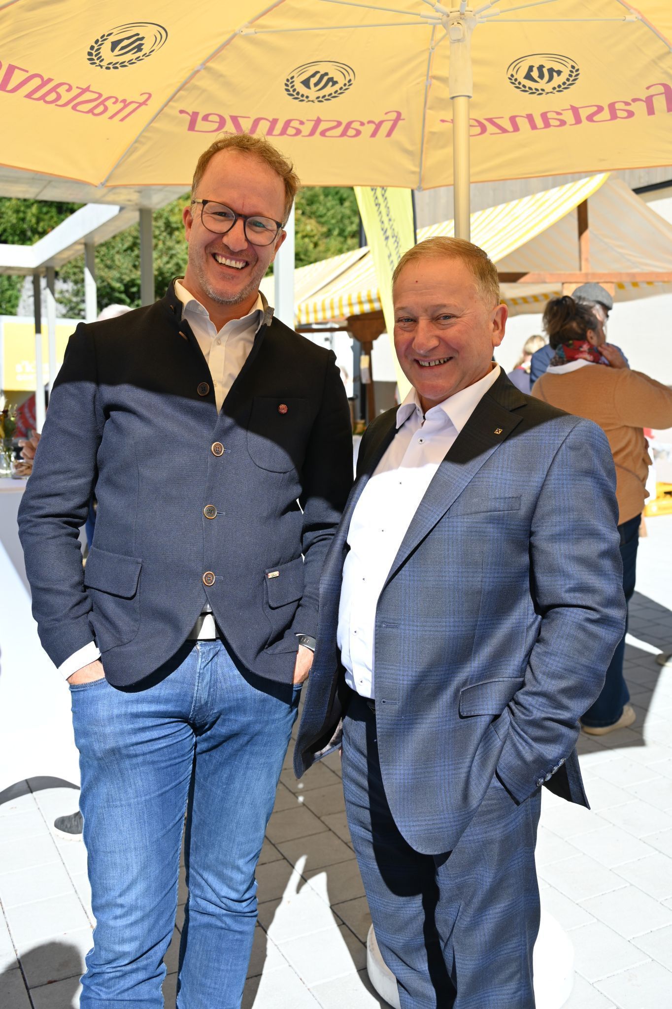 Landesrat Christian Gantner und Luis Vonbank (Raiba) anlässlich der Eröffnung in Dalaas.