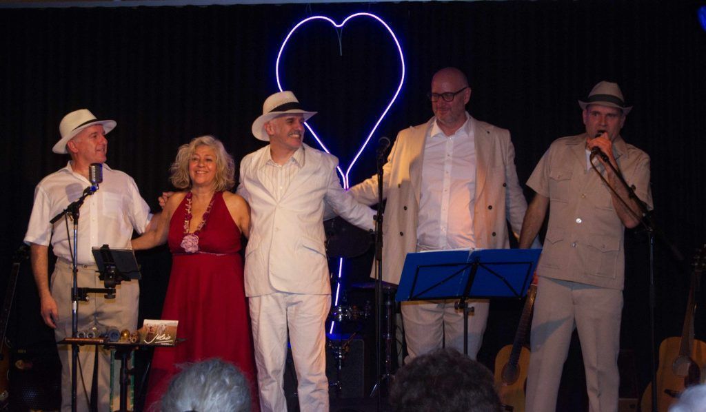 &#8220;Gefleckter Hahn&#8221; im Bahnhof Andelsbuch