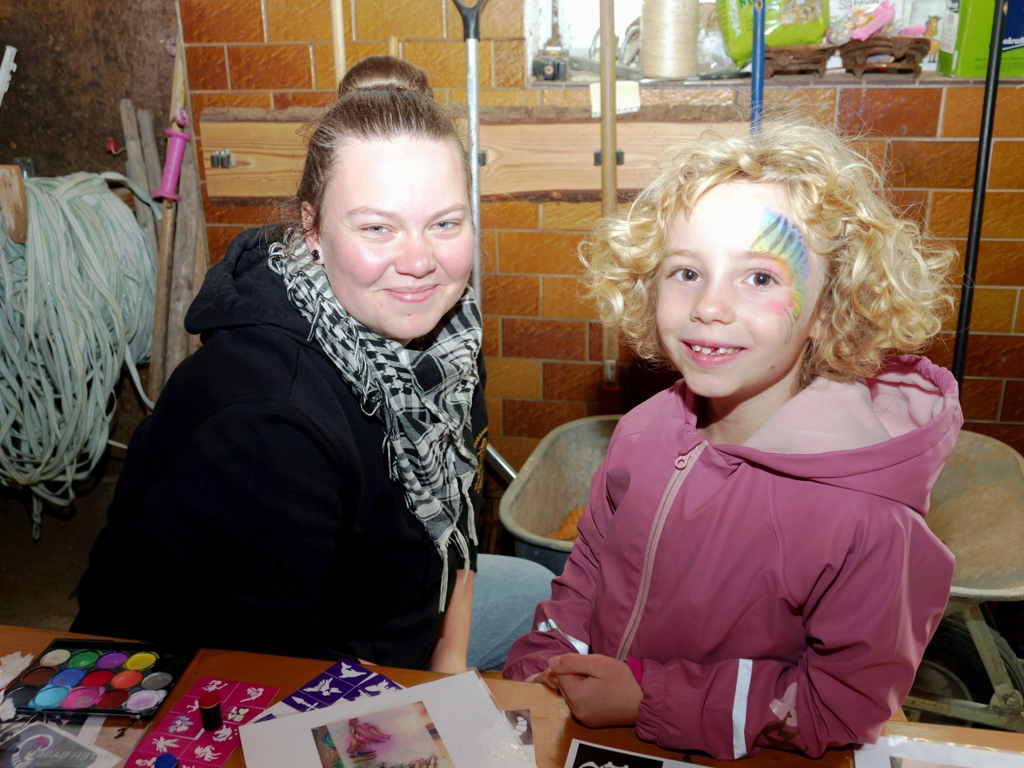 Juliette und Nadine beim Kinderschminken.