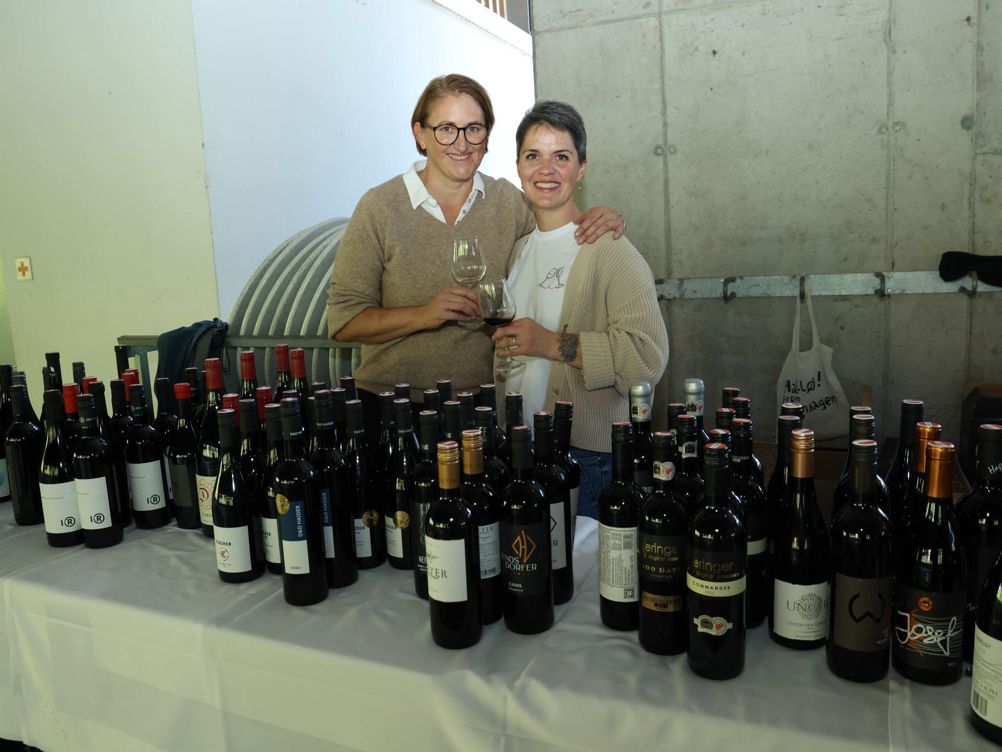 Birgitt Wüstner und Jasmin Kohler sorgten für Weinnachschub in den Gondeln.