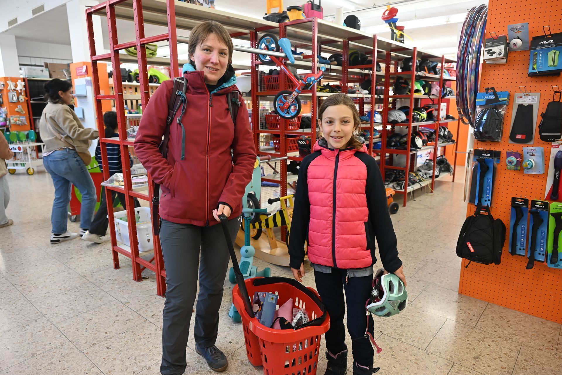 Carmen Porod mit ihrer Tochter Johanna. Ihnen wird Pinoccio besonders fehlen, da sie hier vieles eingekauft haben. 