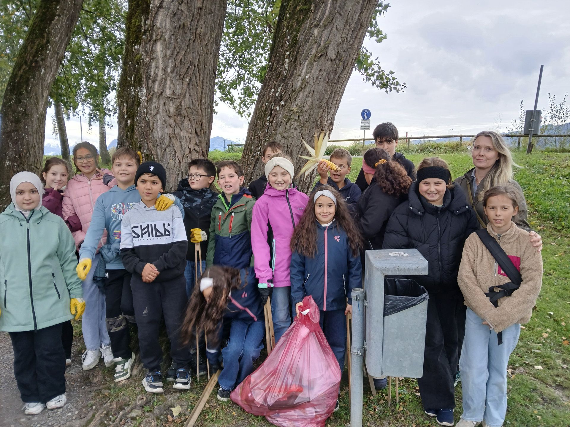 Auch die ersten Klassen der Mittelschule Hasenfeld reinigten die Natur von Müll.
