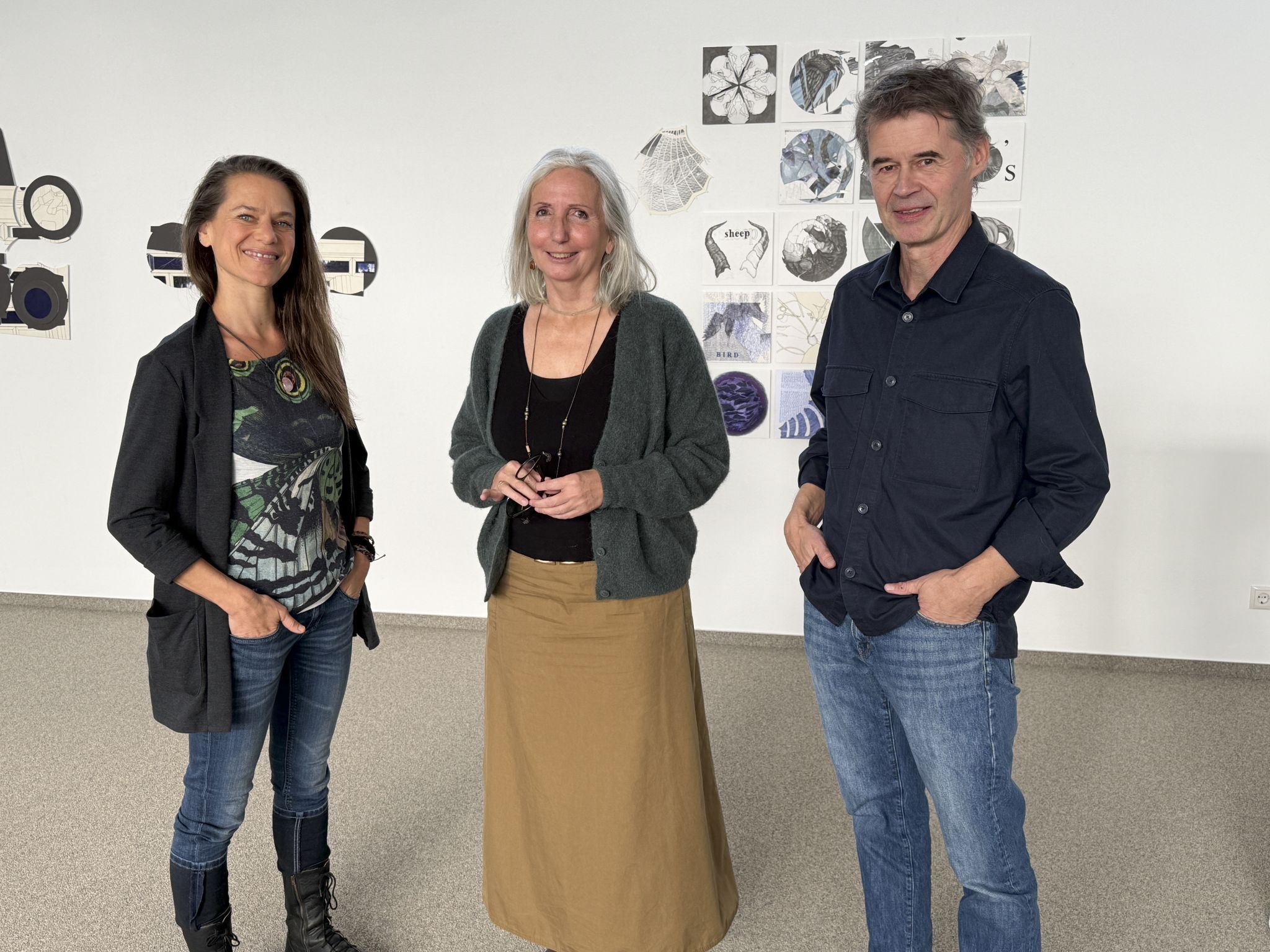 Kuratorin und Künstlerin Ch.Lingg (mi), Birgit Pleschberger und Albrecht Zauner präsentieren ihre Werke unter dem Motto „URSPRUNG..._!“