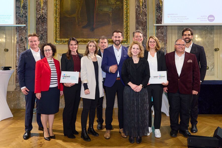 Präsident Industriellenvereinigung Österreich Georg Knill, Bundesrätin Christine Schwarz-Fuchs, Julia Sonderegger, Ildina Ortner, MINT-Region Bludenz/Montafon, Norbert Preg, MINT-Region Vorderland/amKumma, Simon Tschann, Bürgermeister Stadt Bludenz, Bundesministerin Eva-Maria Holzleitner, Klaus Lingg, MINT-Region Dornbirn/Hohenems, Iris Loacker, MINT-Region Vorderland/amKumma, Hubert Winkler, HTL Rankweil, Andreas Pichler, BIFO-Geschäftsführer; privat