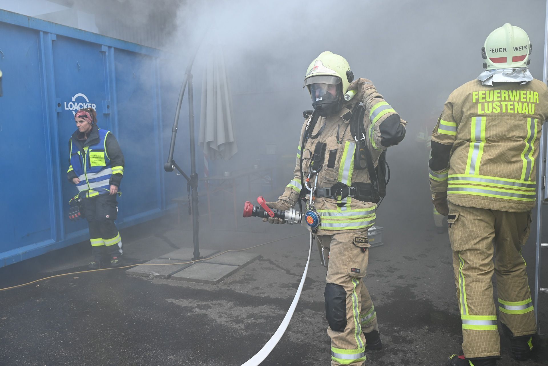 Mit Atemschutzmasken gingen die Feuerwehrmänner in die Halle und suchten nach Opfern.