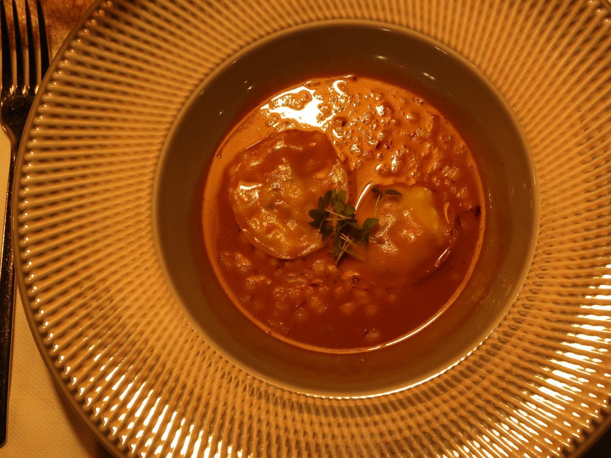 Die Hummerschaumsuppe mit Hummerravioli und Apfel-Sellerietartar.