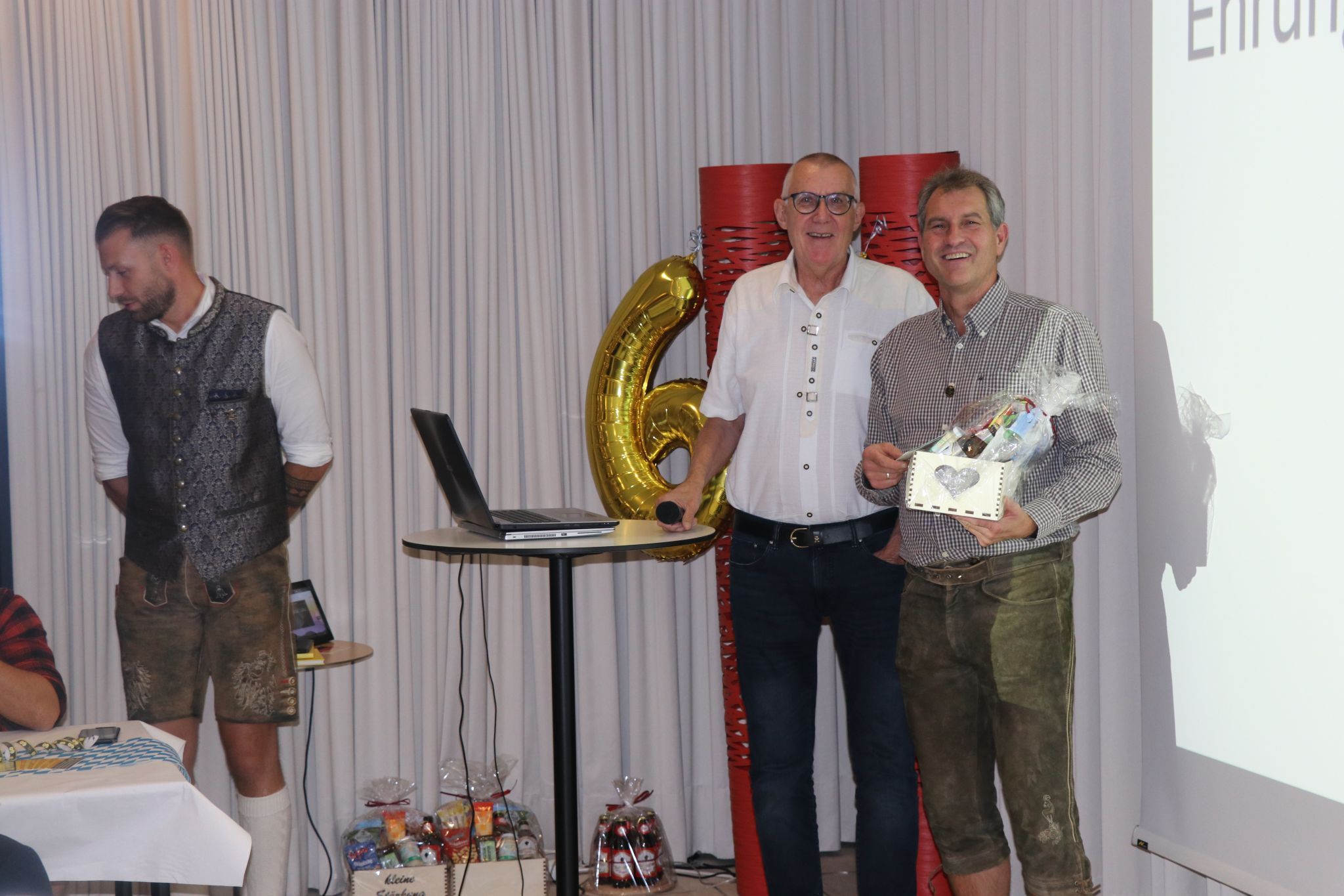 UJC-Präsident Reinhold Böhler bedankte sich bei der Jubiläumsfeier bei Wolfgang Pastor für dessen langjähriges Engagement für den Verein. 