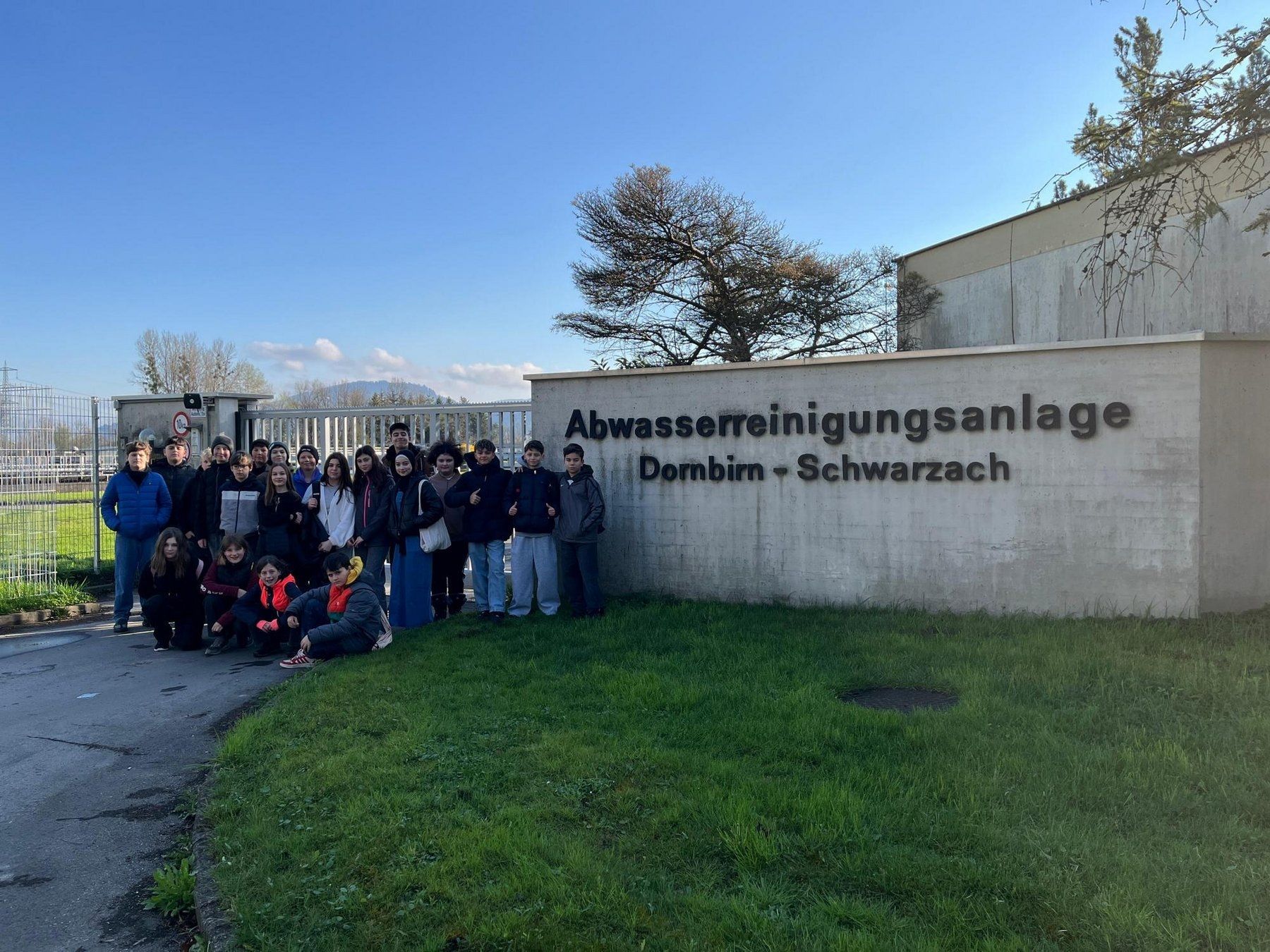 Flurreinigungen, Fahrradaktionen und Outdoor-Unterricht sind Teil der Umweltbildungsmaßnahmen.