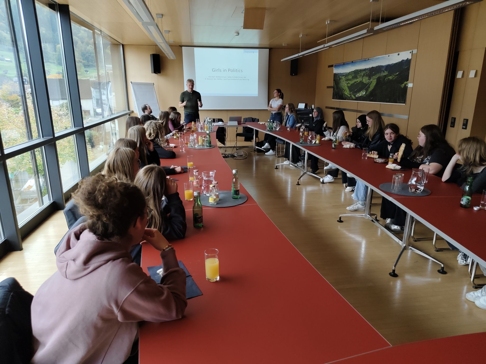 Für die Schülerinnen hieß es Rathaus statt Klassenzimmer – Politik hautnah erlebt!