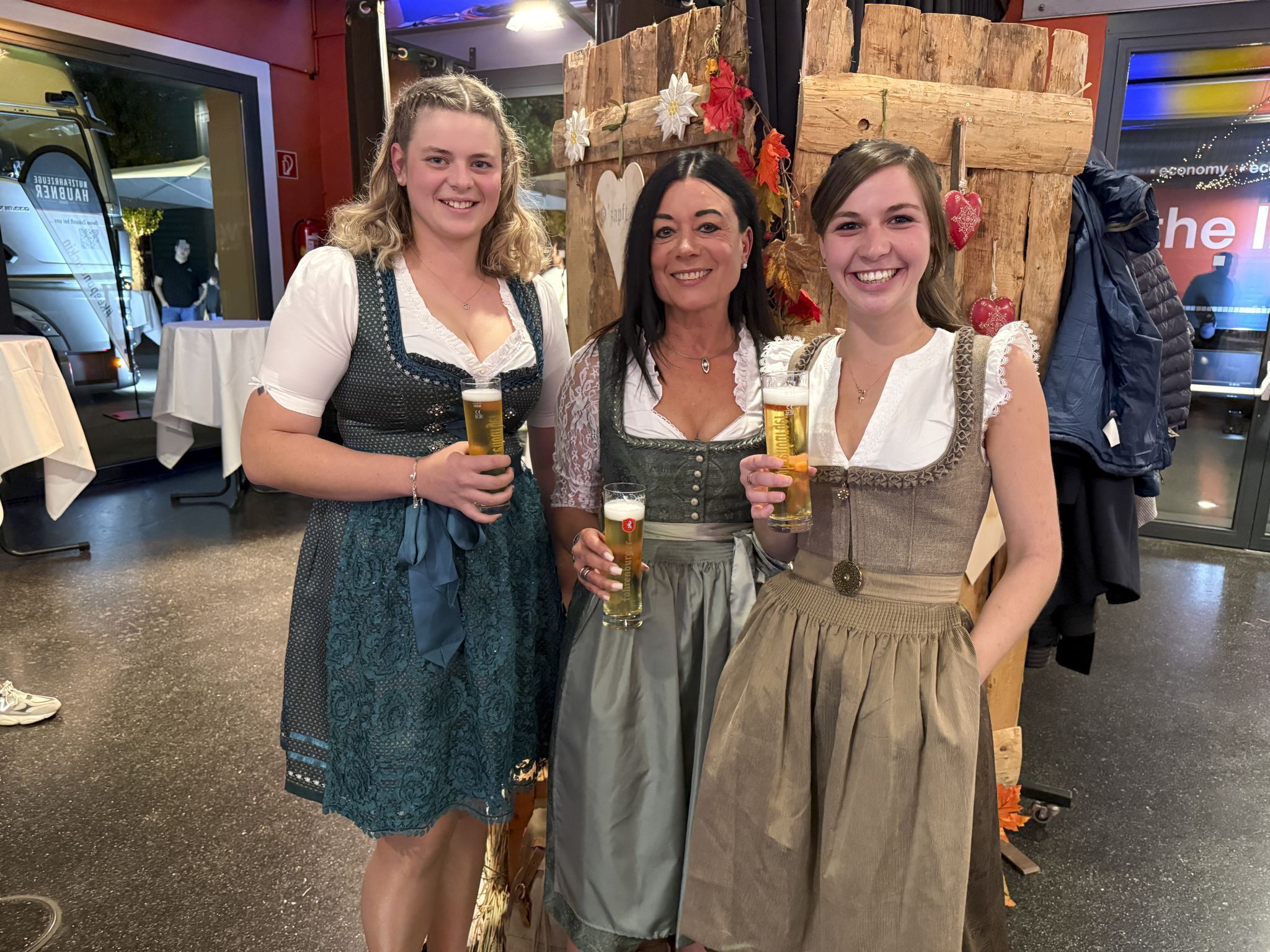 Sophia Schmid, Elke Böhler und Anna Wohlgenannt fesch im Dirndl