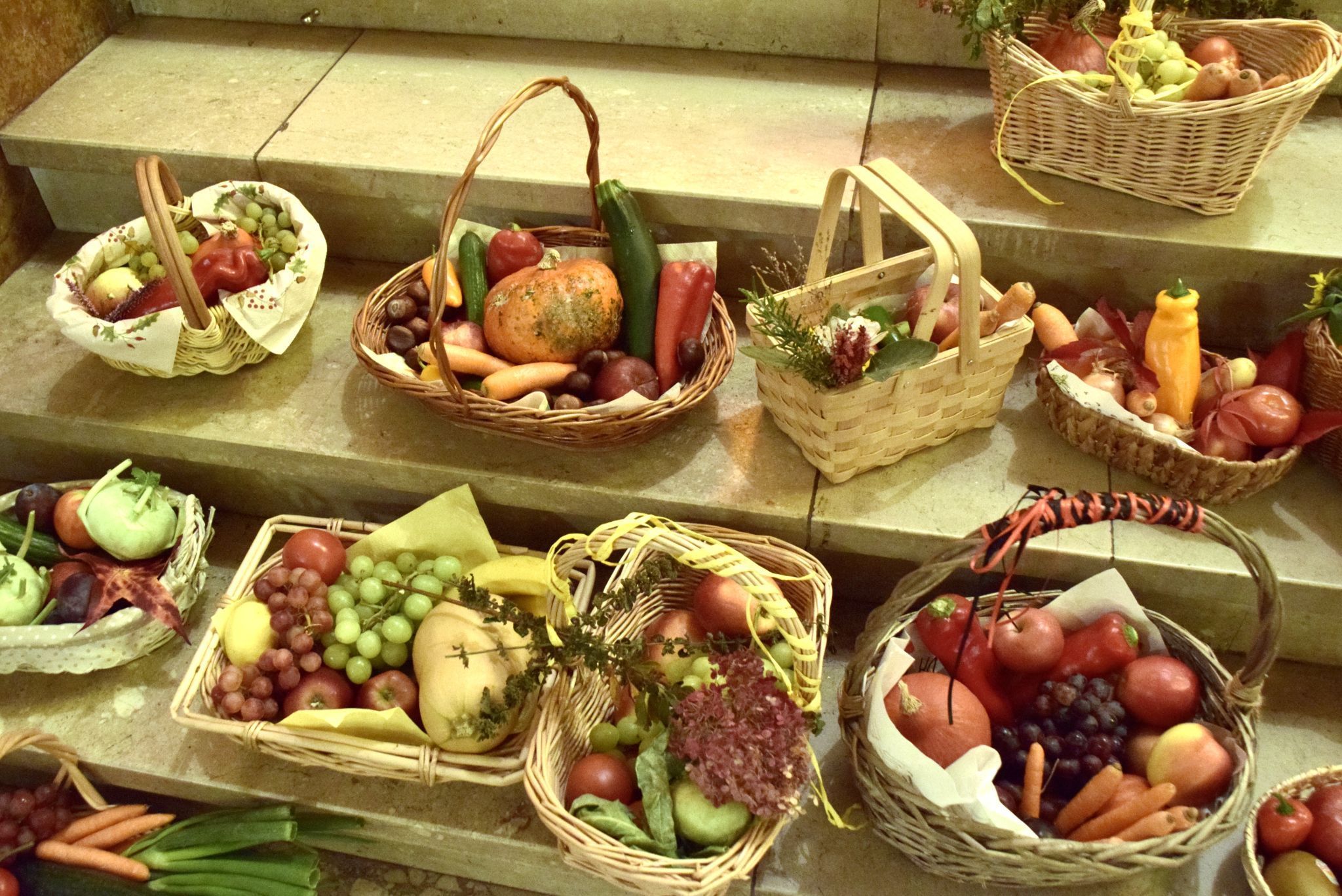 Die Erntedankkörbchen, die von den Gläubigen zur Segnung in die Kirche mitgebracht wurden.