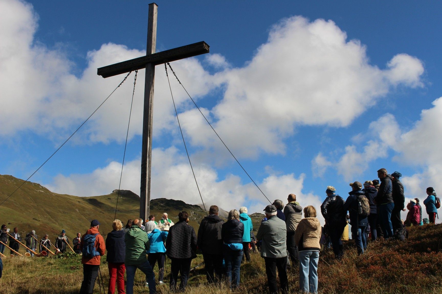 Bei prächtigem Herbstwetter erlebten zahlreiche Besucher eine eindrucksvolle Bergmesse beim Weltfriedenskreuz auf dem Simmel. PETER STRAUSS