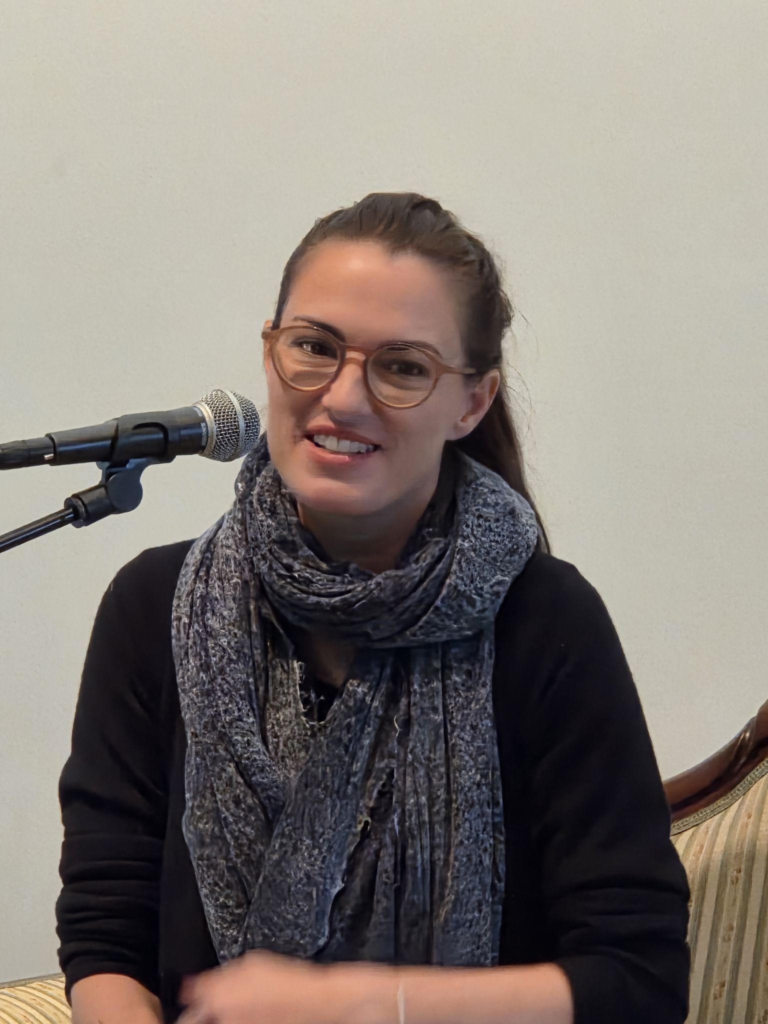 Verena Konrad fesselte die mit ihrem Vortrag zur Baukultur in Vorarlberg die Gäste auf Falkenhorst. (Foto: OS)