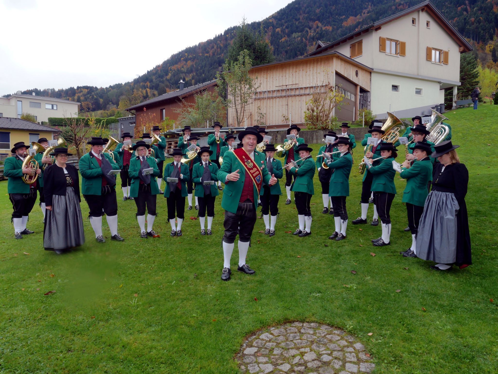 Kapellmeister Martin Madlener dirigierte mit Herz: Der Rainer Marsch erklang zum Abschluss bei Peter Wilhelm..