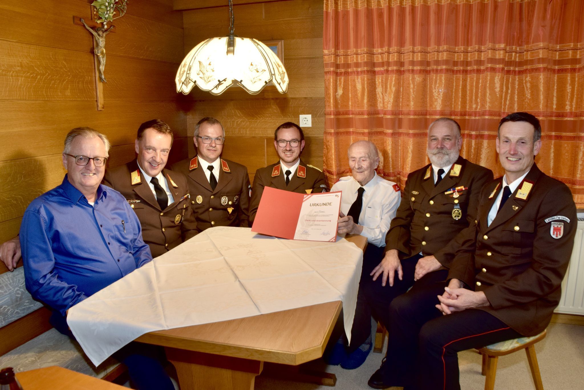 Bgm. Martin Vallaster, Bezirksfeuerwehrinspektor Karlheinz Beiter, Christian Battlogg, Feuerwehrkommandant Thomas Battlogg, Jubilar Martin Zudrell, Alexander Loretz (ehemaliger Bartholomäberger Feuerwehrkommandant) und Landesfeuerwehrinspektor Herbert Österle.