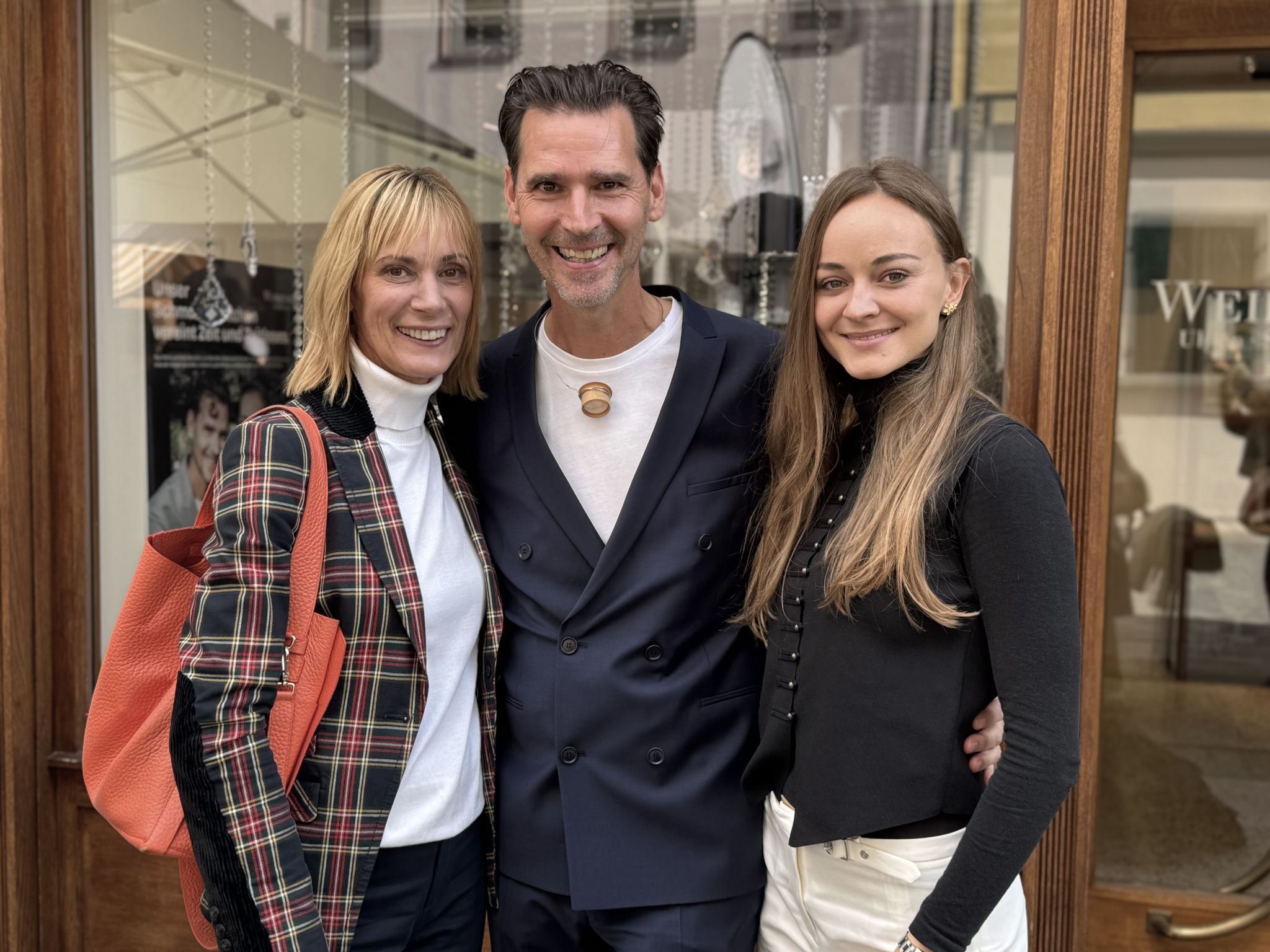 Gertrud Egger mit ihrem Bruder Paul Mathis und Markenbotschafterin Laura Bilgeri.