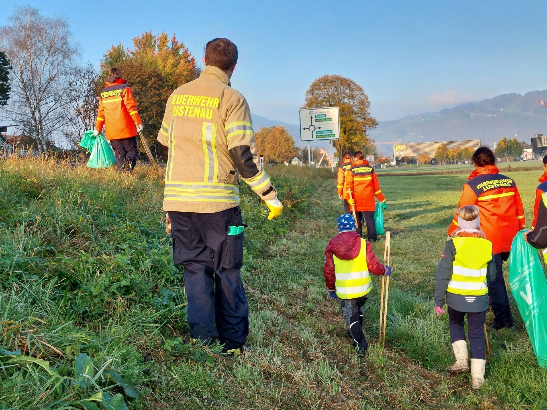 Die Feuerwehrjugend suchte den Bereich neben den Straßen ab.