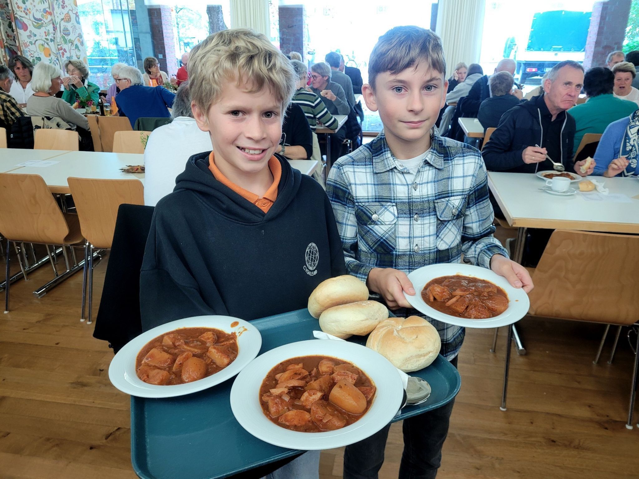 An diesem Sonntag isst die ganze Familie, Jung und Alt, im Rahmen des „Kartoffeltags“ traditionell im Pfarrheim.