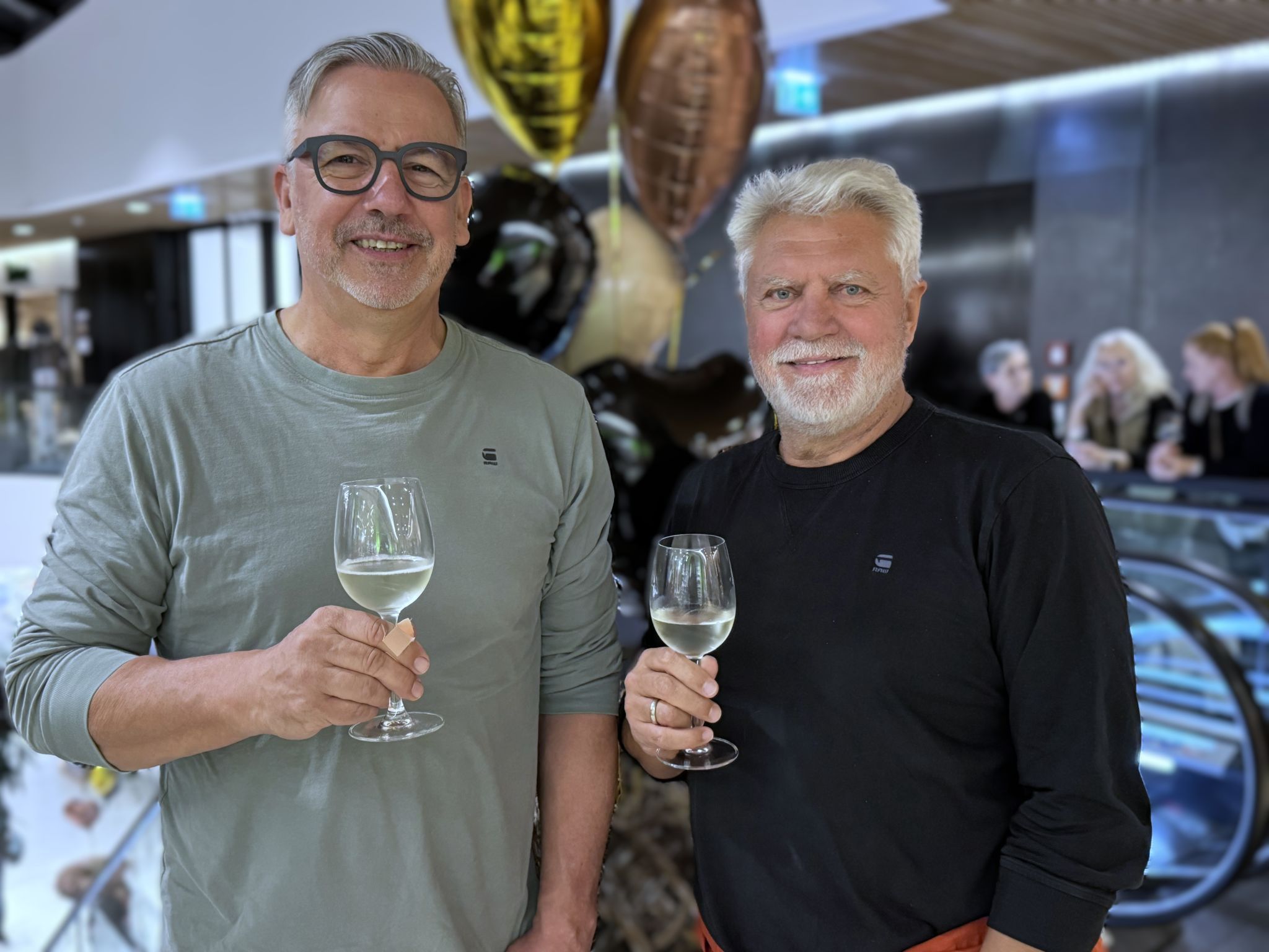 Rainer Gisinger (Fahrzeugbau) und Herbert Drexel feierten mit.