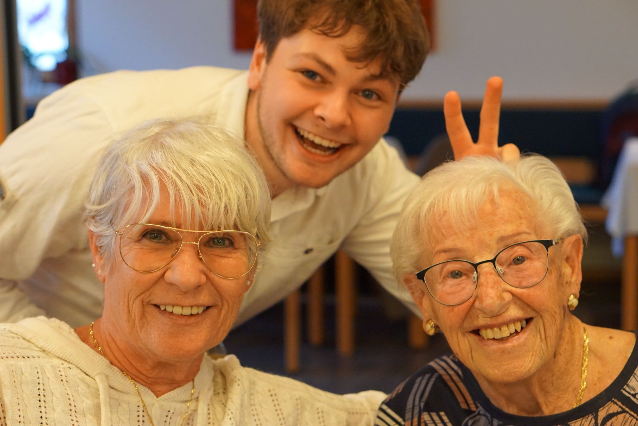 Bewohnerin Trudi Bachmann mit Tochter Monika und Zivildiener Florian Zech
