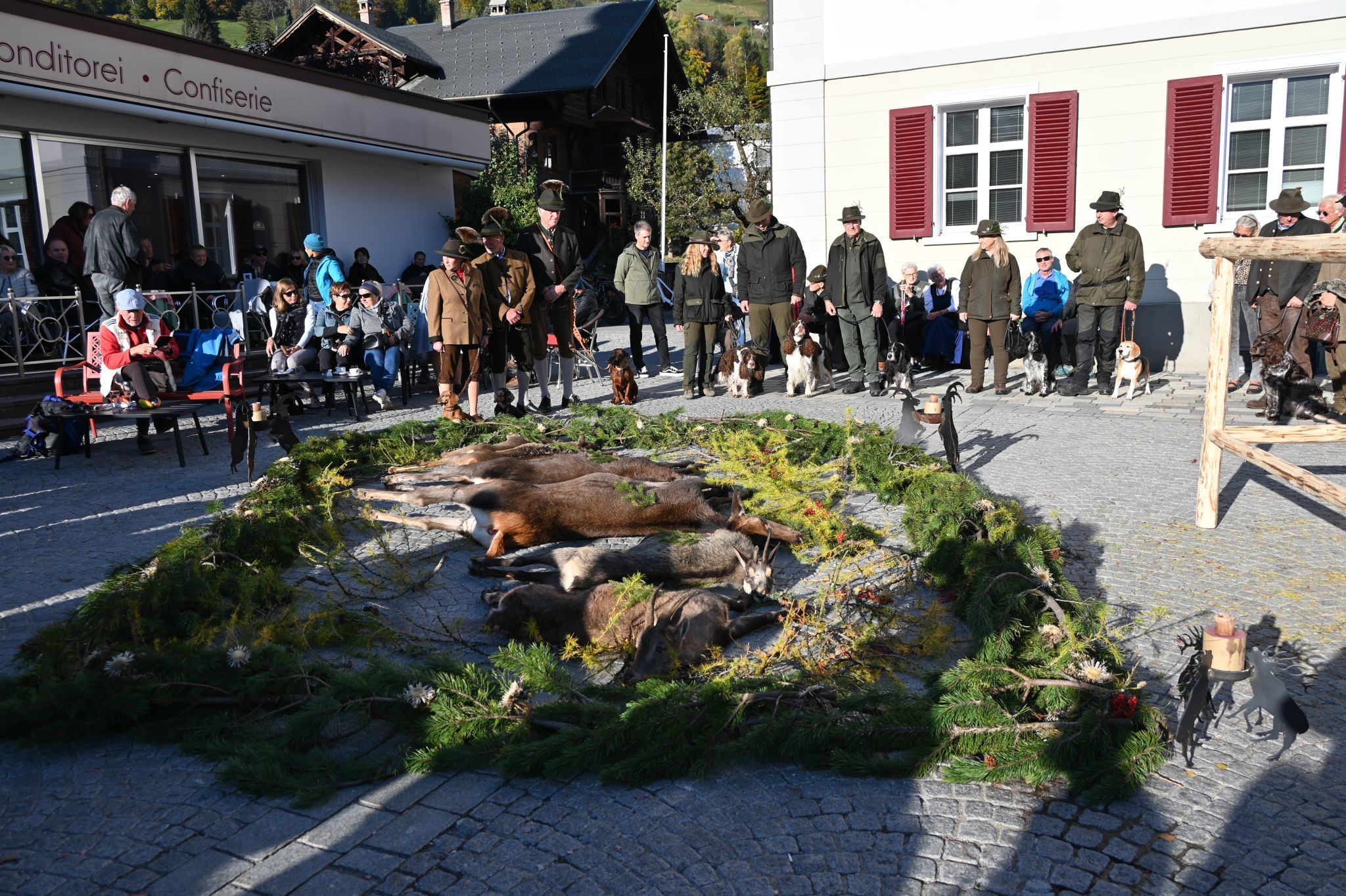 Die Hundeführer bewachten mit ihren Hunden die gelegte Strecke.