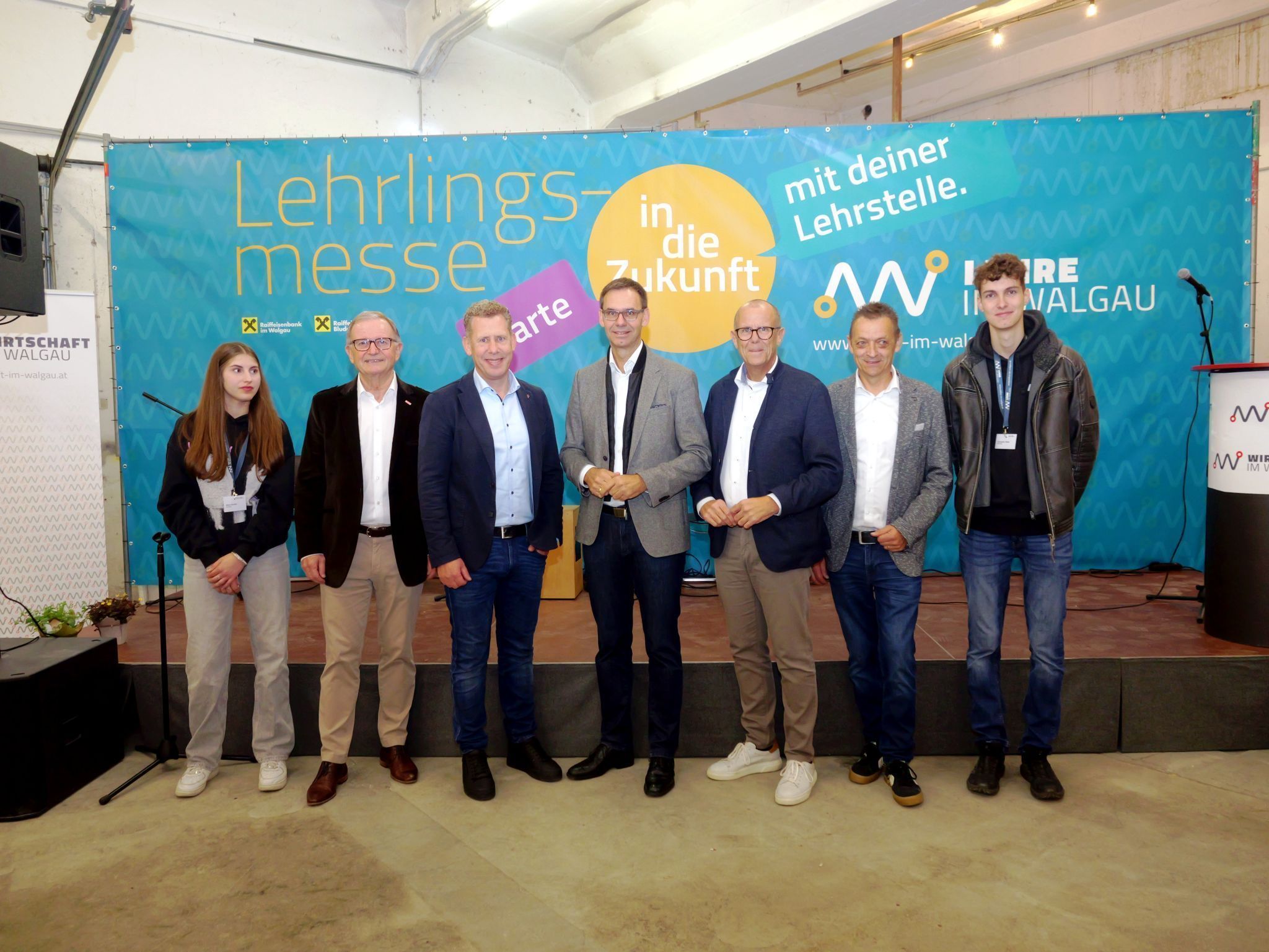Die Lehrlingsmoderatoren Meyra Karadas und Christopher Töpfer mit den Ehrengästen.