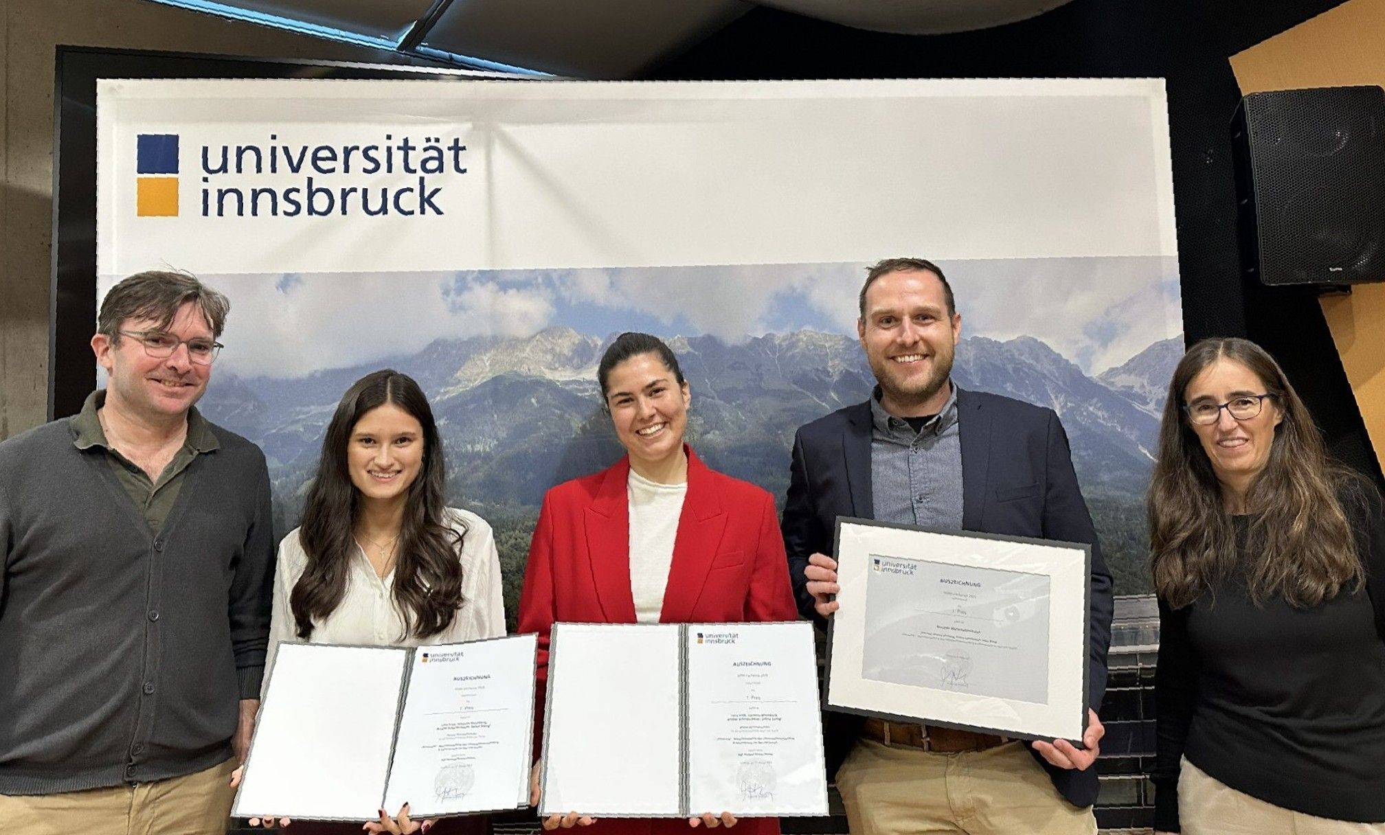 VWL, 1. Preis, v.l.n.r.: Dekan Markus Walzl, Annabel Scheiderbauer, Lena Frick, Mathias Masal (in Vertretung des Betreuers Bernhard Alvarez), Prof. Andrea Leiter-Scheiring