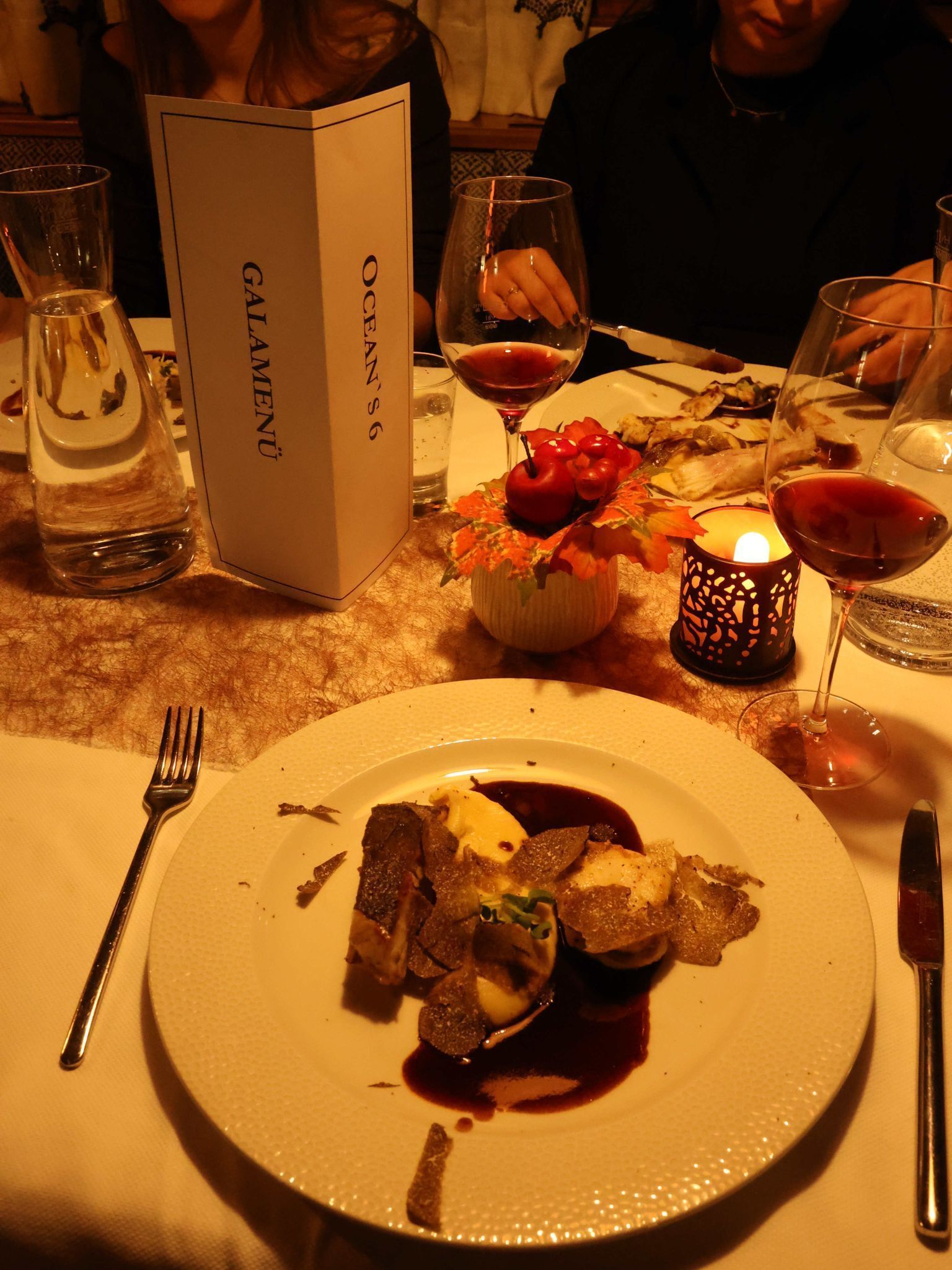 Seeteufel und Steinbutt mit dunklem Jus, Pastinake und Trüffel.