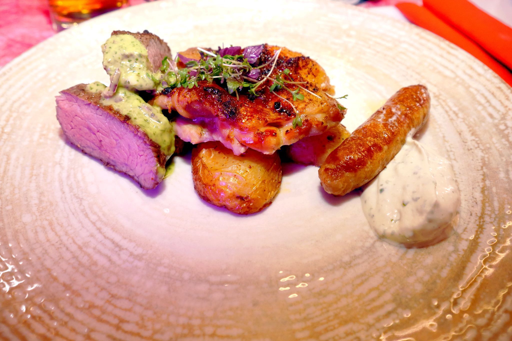 Kulinarischer Höhepunkt des Abends: Tri Tip Steak, Jalapeño-Grillwurst und Teriyaki-Hühnerkeule.