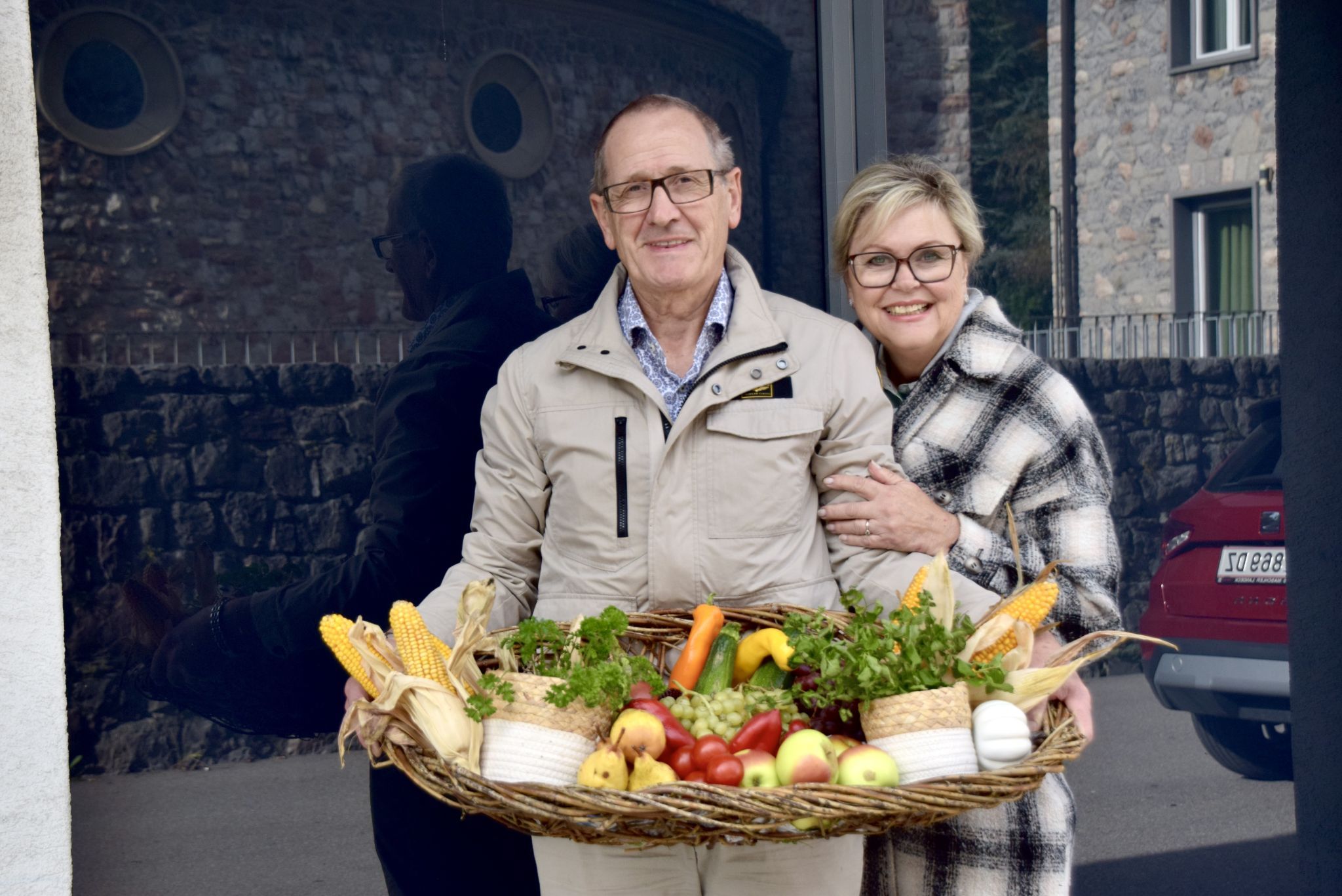 Helmut Zöhrer und Karin Passenegg mit dem gesegneten Erntdankkorb.