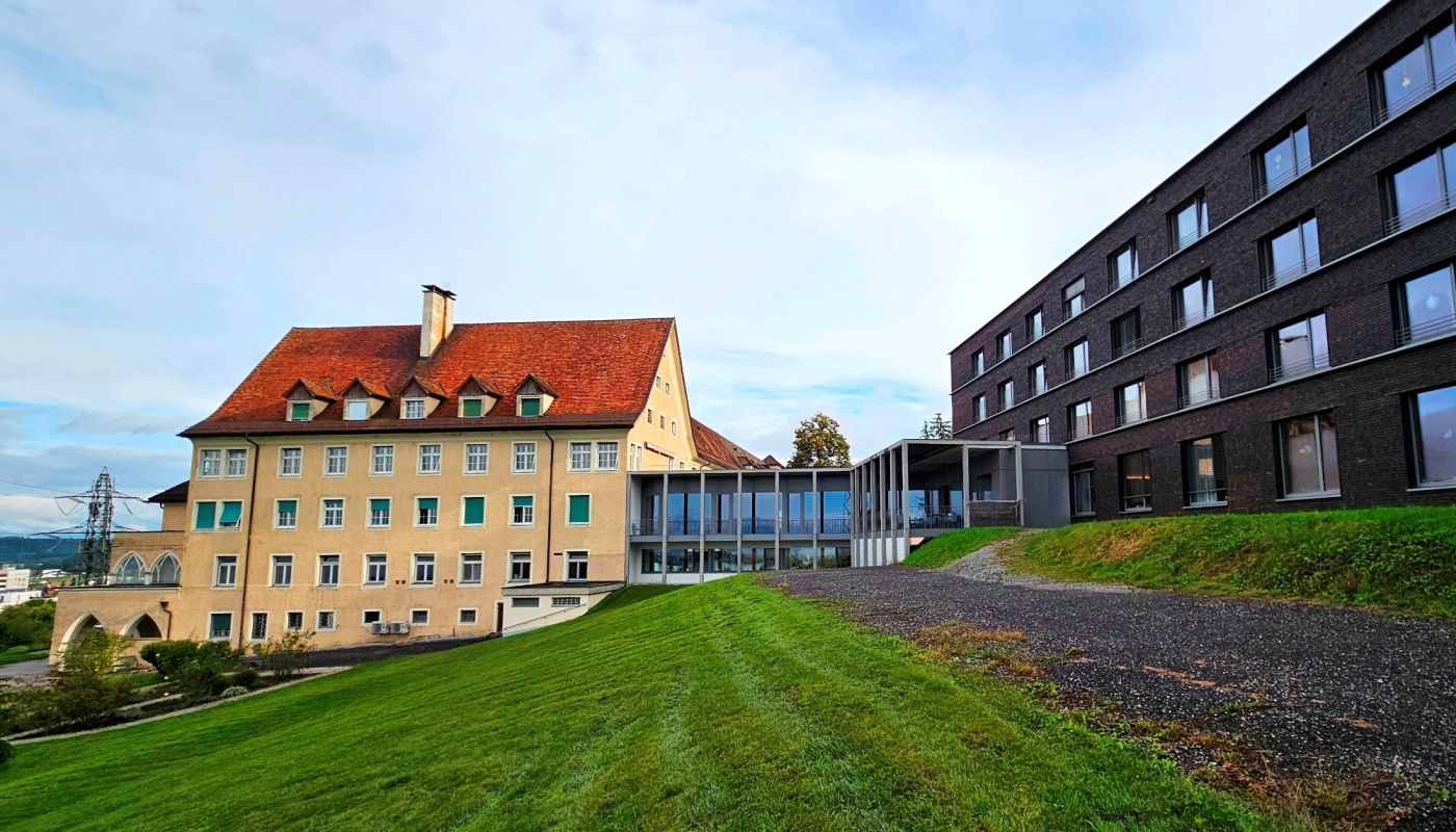 Das Alten- und Pflegewohnheim Jesuheim in Lochau mit dem markanten Altbau in Gelb, dem neuen Mitteltrakt mit Festsaal, Seminarräumen und Cafe samt der neuen Küche im Untergeschoß sowie dem neu errichteten „Haus Pfänder“.