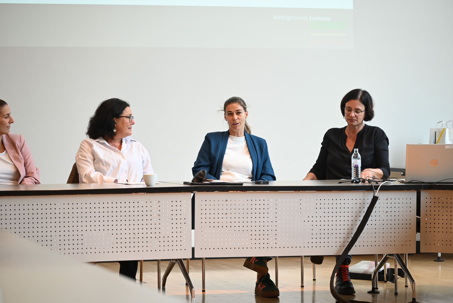 Nadine König, Benedicte Hämmerle, Nadine Peschl und Ruth Lukesch im Gespräch mit den Schülerinnen. 