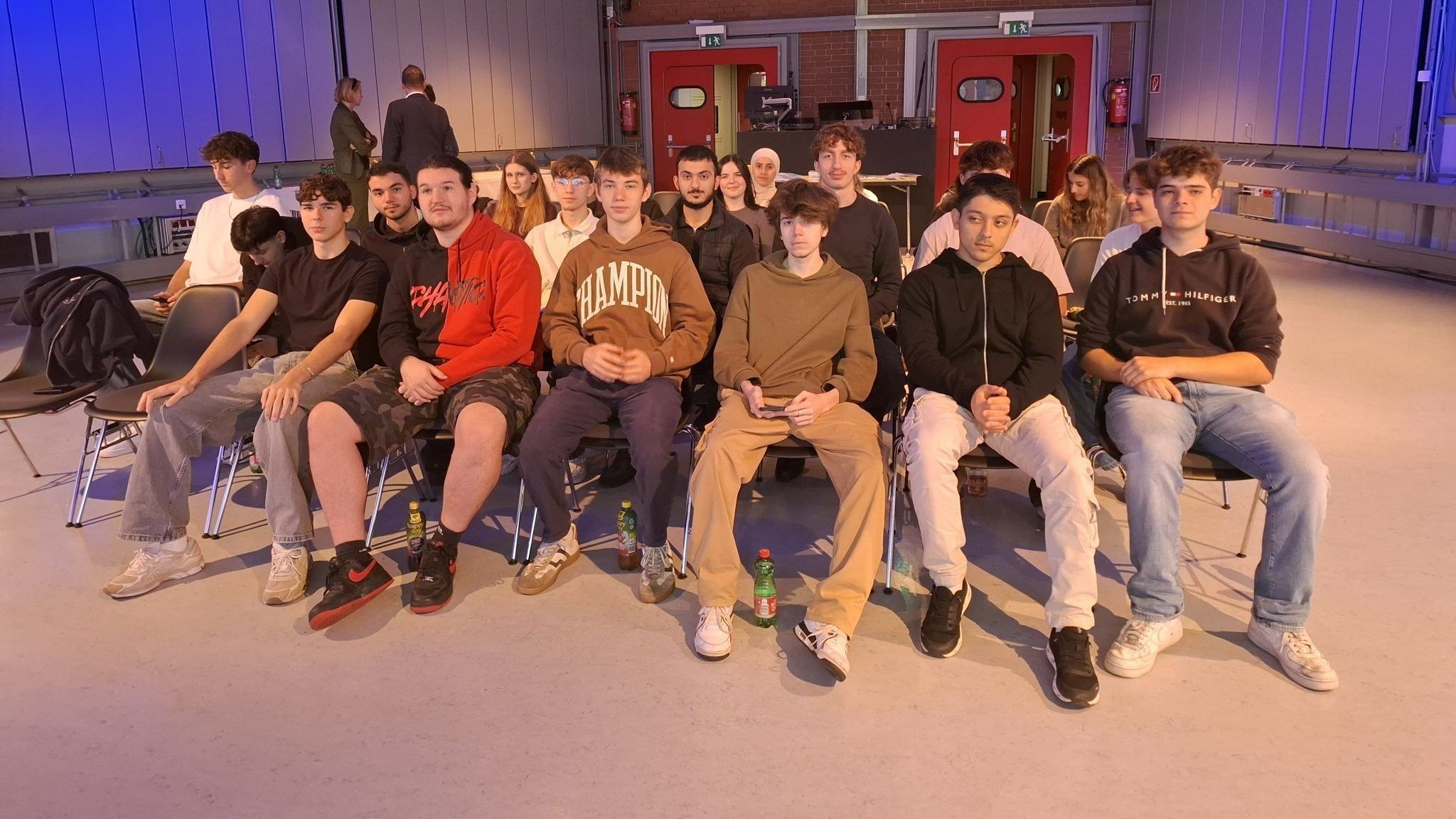 Schülerinnen und Schüler der 4cWI beim Bad News Game im ORF-Landesfunkhaus.