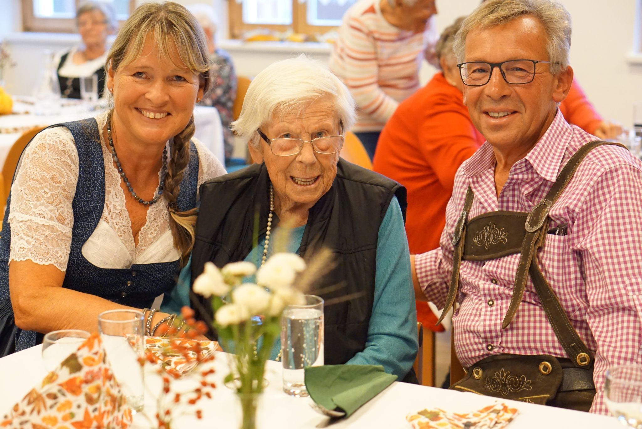 Anni Tschabrun (101 Jahre) mit Eveline und Walter