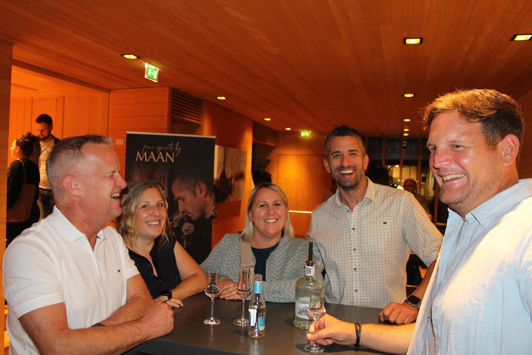 Die Hotelgäste Russel und Jessica Cooper beim „Edelbrand-Small- Talk“ mit Bianca Eienbach, Markus Rambach und Benjamin Eienbach.