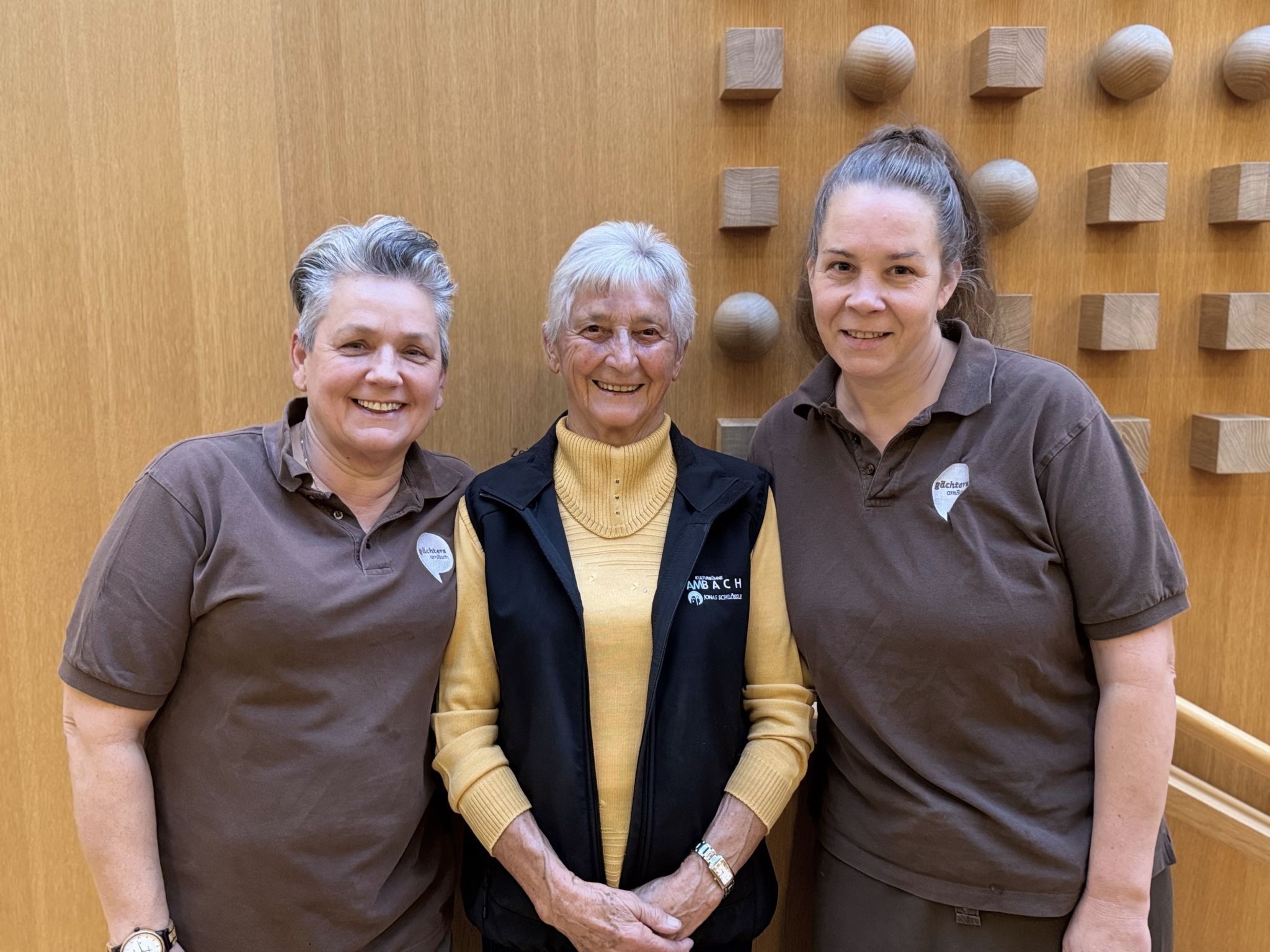 Die langjährige Garderobiere Maria Higger mit Jasmin Mangliar und Elke Winder.