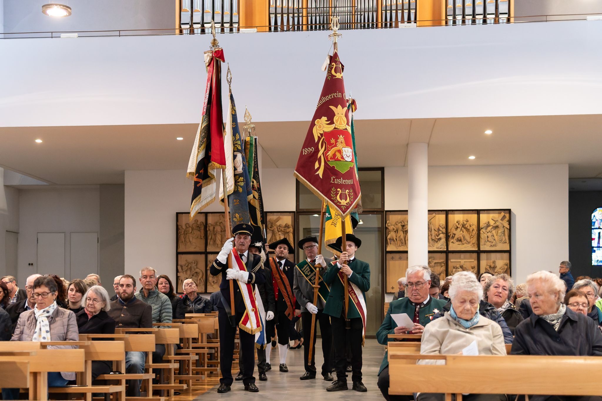 Fahneneinzug bei der Messe. (Foto: Gerhard Pließnig)
