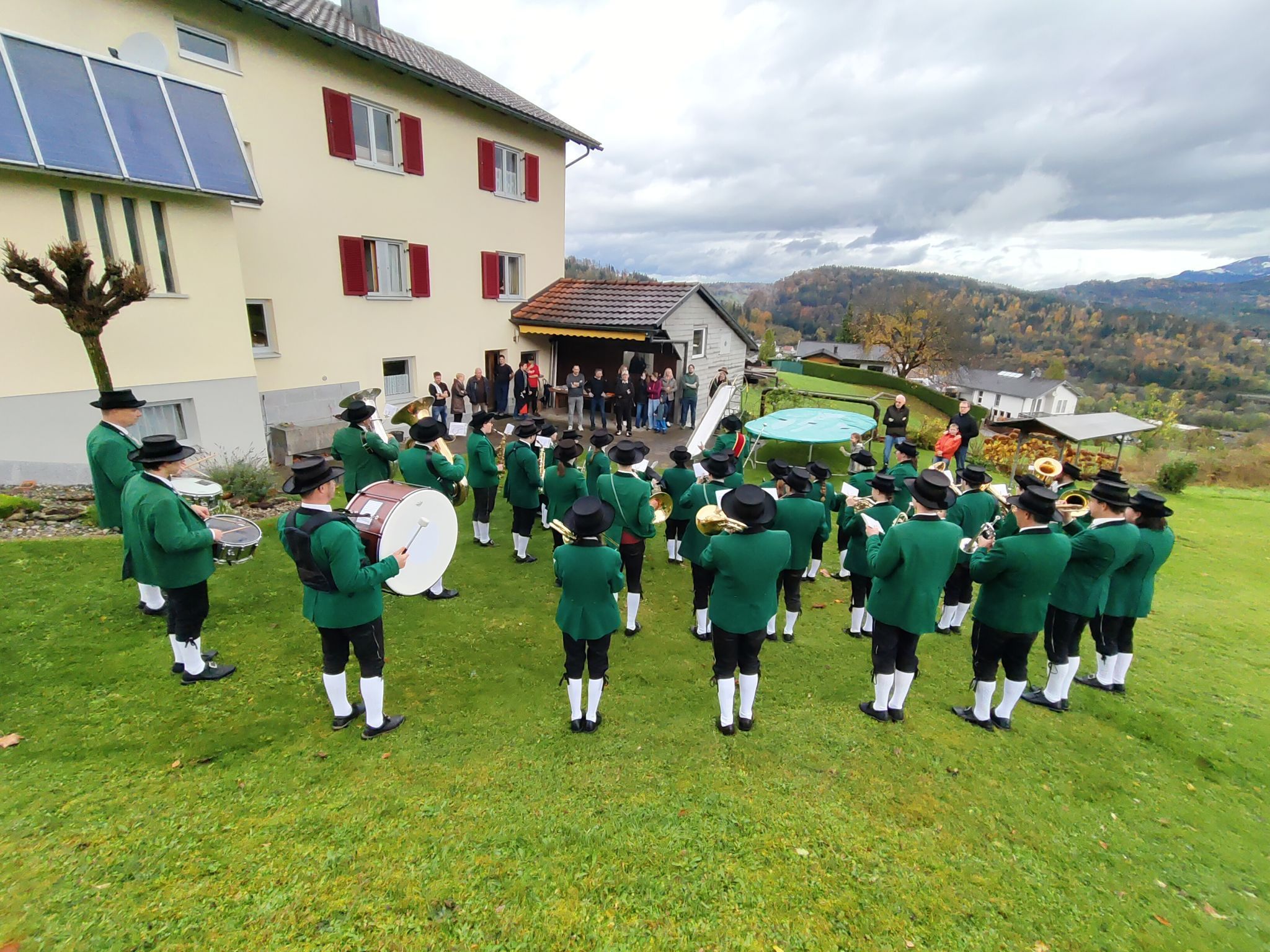 Musikalischer Ausklang bei Peter Wilhelm: Dort ließen die Musikanten den Friedenssonntag in geselliger Runde ausklingen.