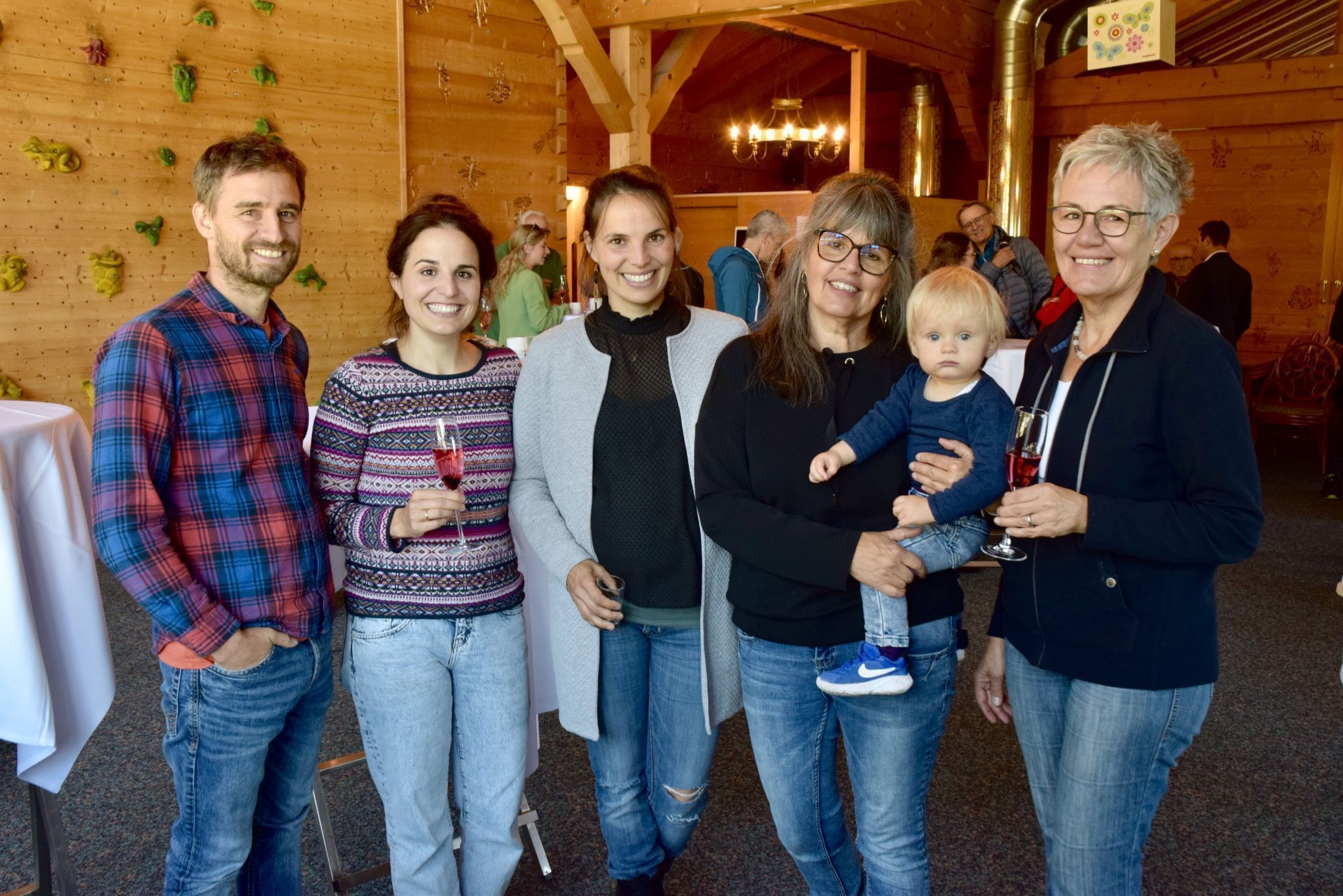 Bernhard Rogen, Melissa Stutz, Janine Rogen, Irmgard Barbisch mit Merlin Stutz und Marlies Burtscher zu Beginn der Eröffnung der Erweiterung des Alpine Art. Die Zusammenkunft fand im Alpengasthof Muttersberg statt.